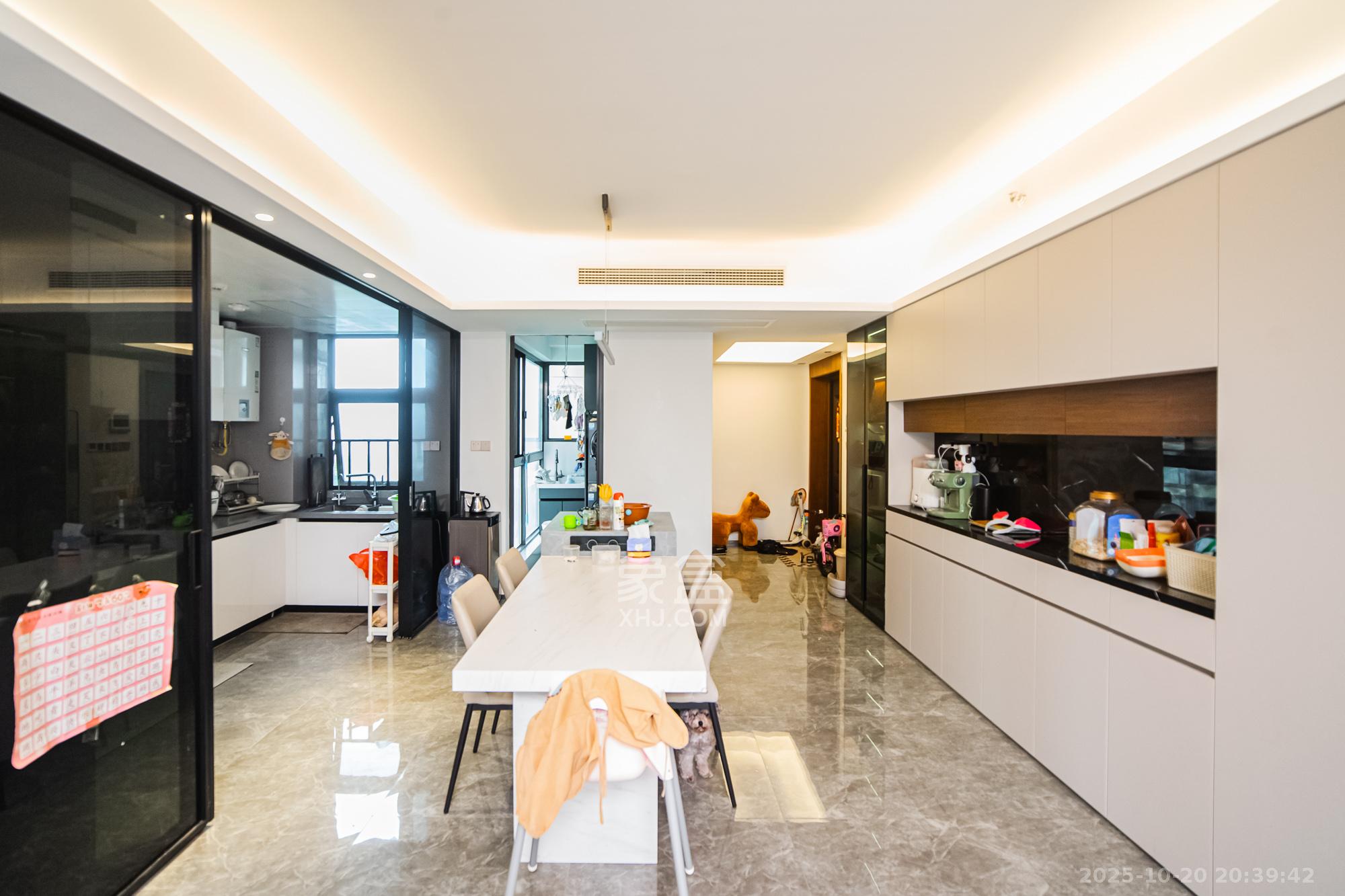 北辰瀚江府  4室2厅2卫    340.0万客厅