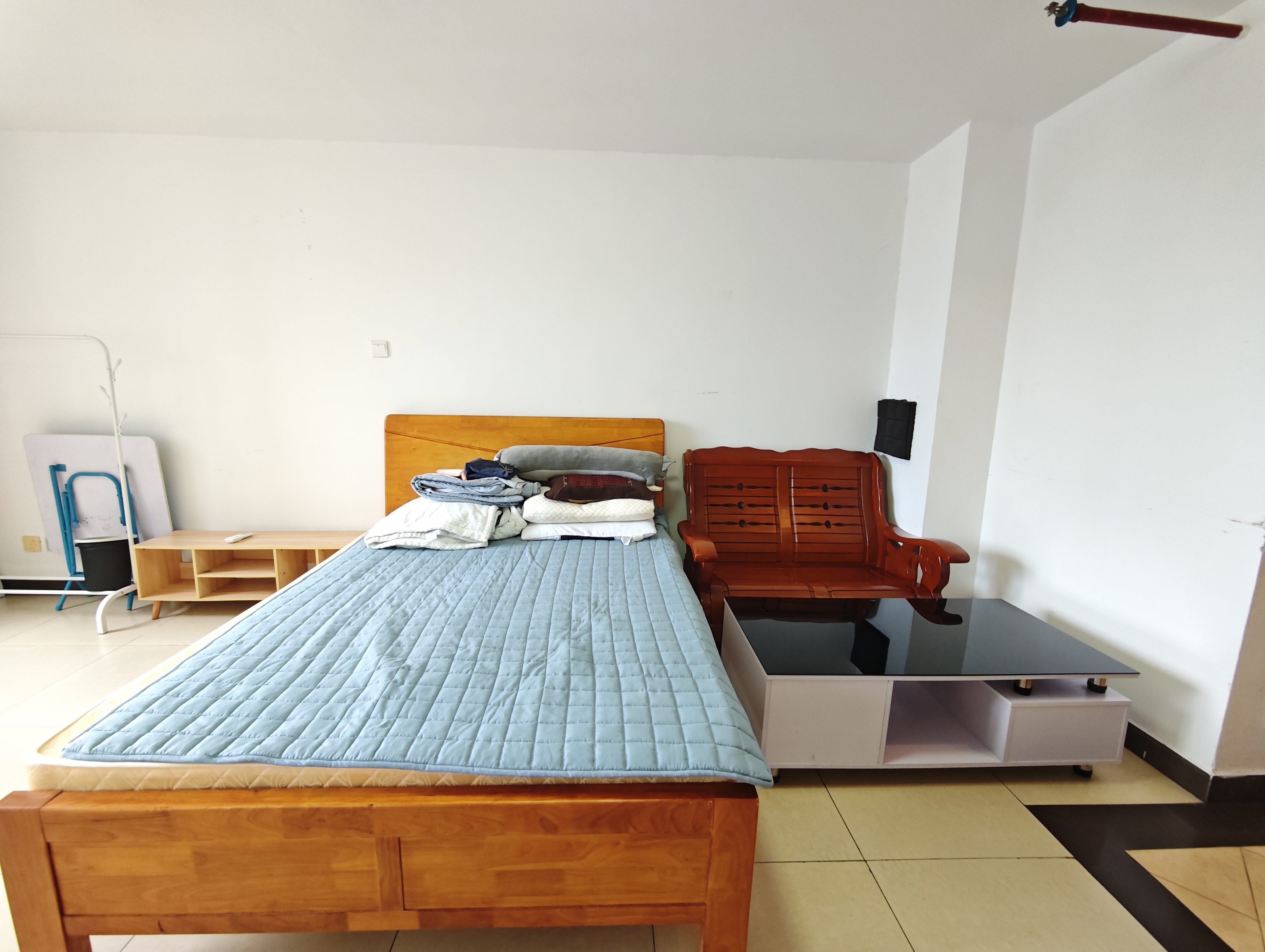 帝国大厦  1室1厅1卫    39.0万客厅