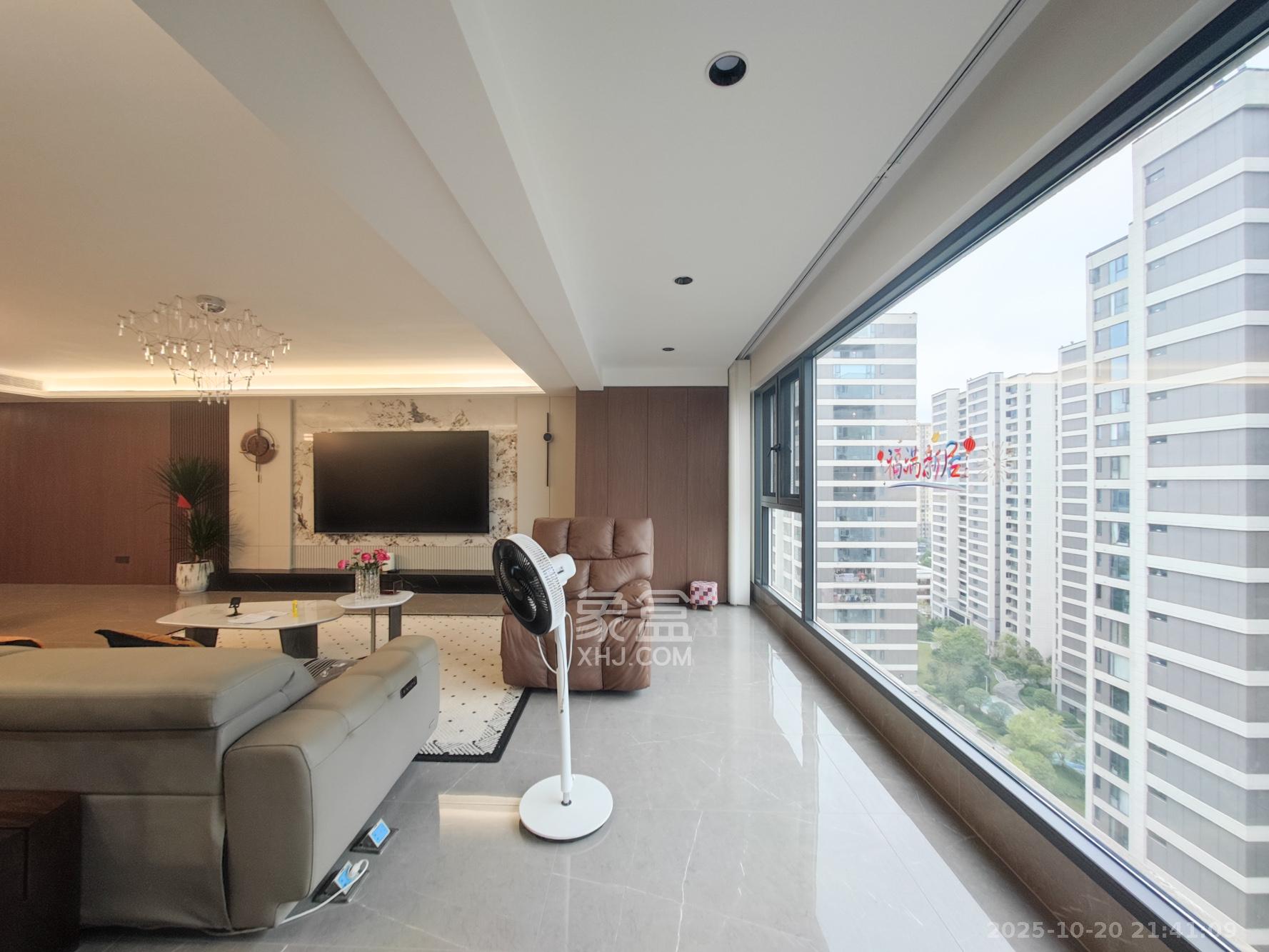 金地都会风華  4室2厅2卫    300.0万 金地都会风華  4室2厅2卫    300.0万阳台