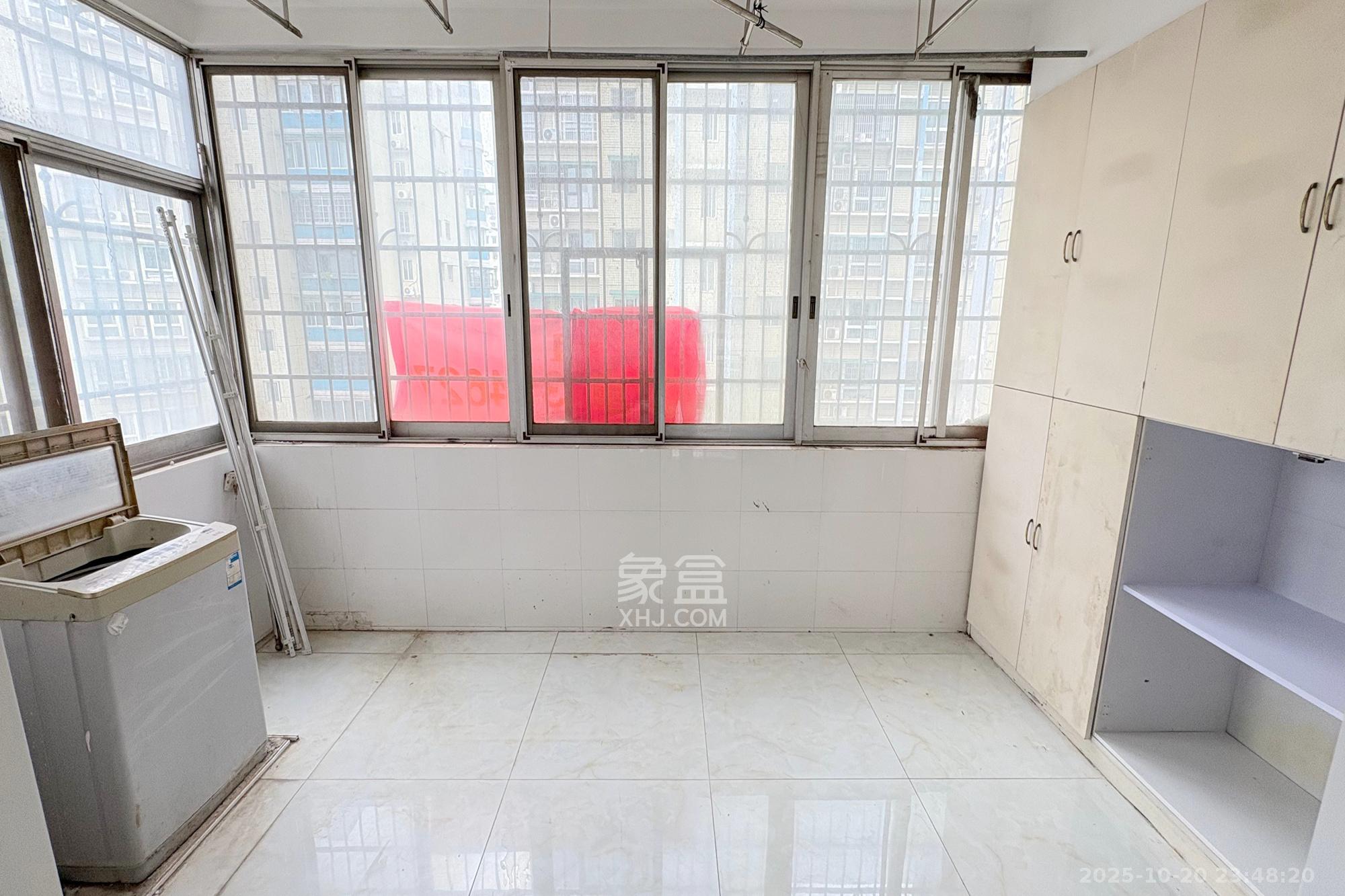 滨湖嘉园（湖滨小区）  3室2厅2卫    135.0万阳台