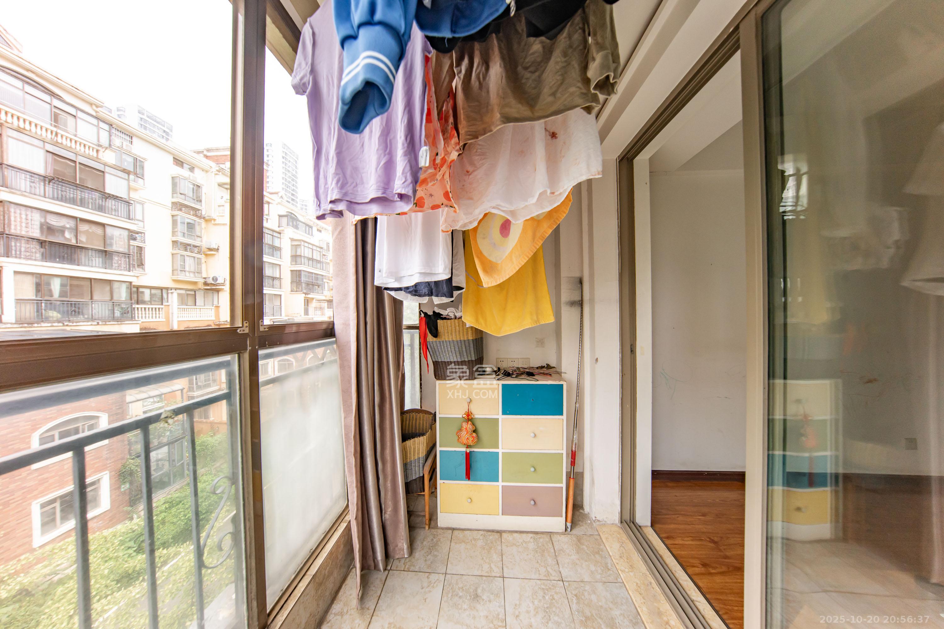 米兰春天 1室0厅0卫 82.0万 米兰春天 1室0厅0卫 82.0万阳台