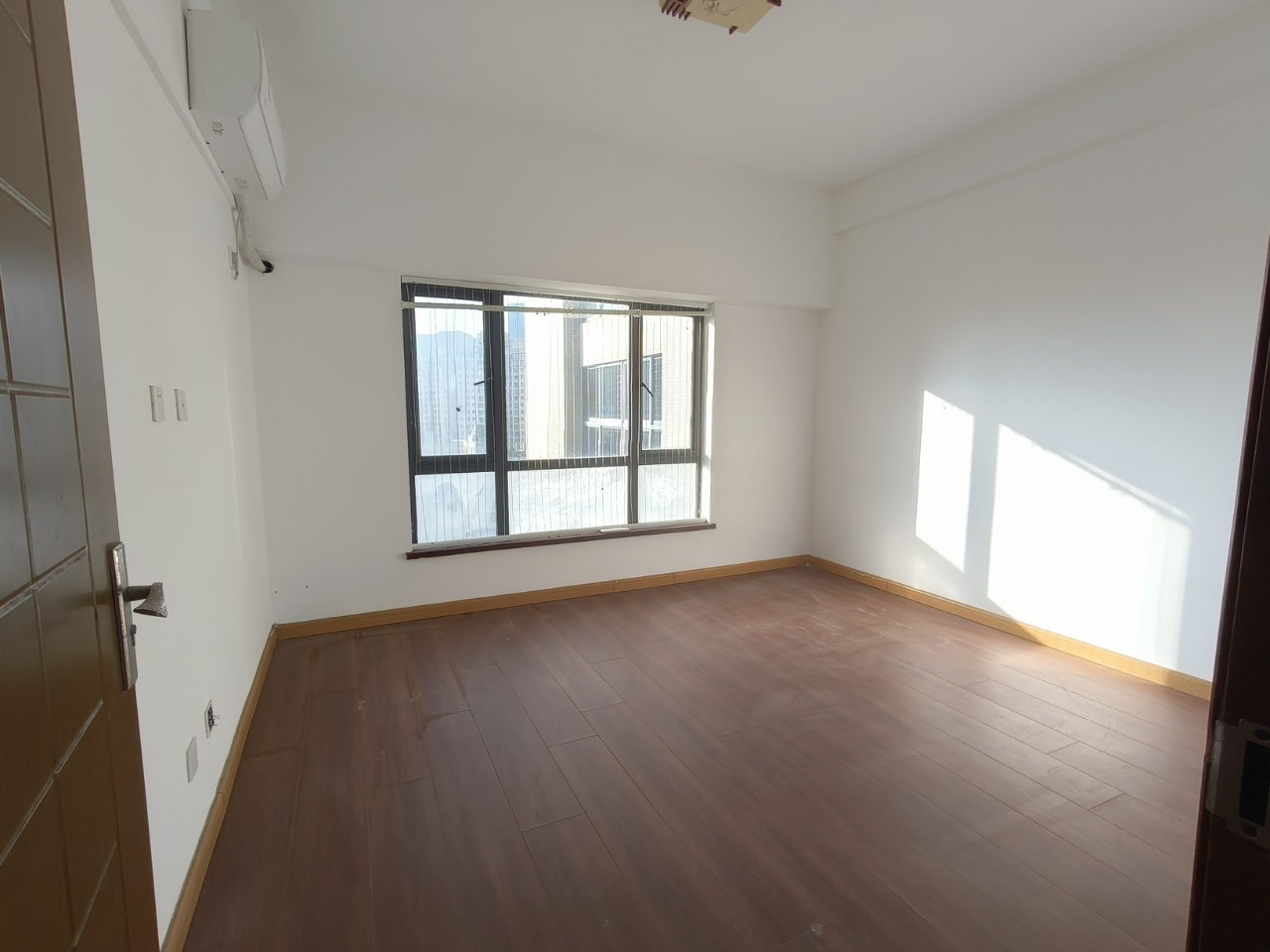 名门广场北区(二期) 4室2厅2卫 5500.0元/月 名门广场北区(二期) 4室2厅2卫 5500.0元/月室内图