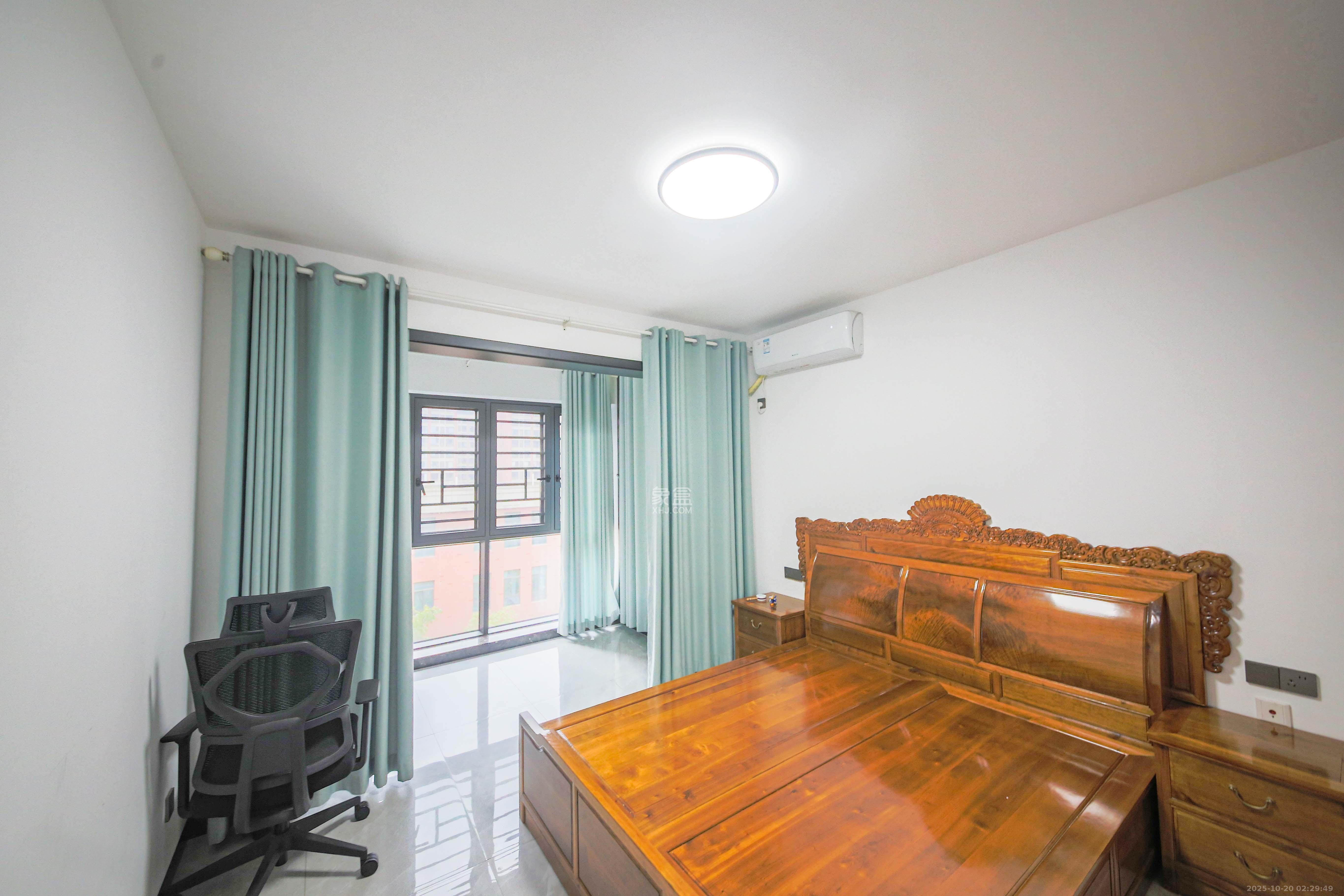 香缇雅苑（鑫远翡丽郡二期）  4室2厅2卫    220.0万卧室