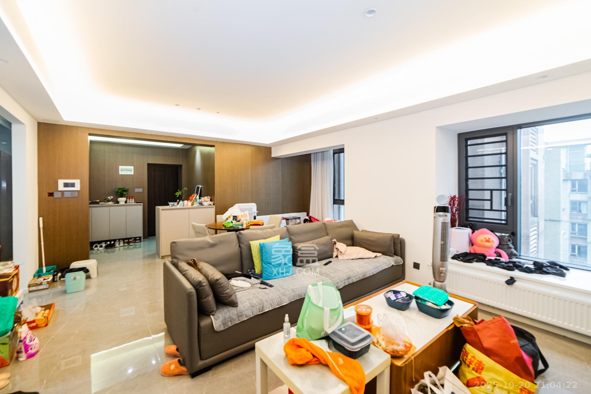 珠江花城三期锦鲤  1室2厅1卫    115.8万 珠江花城三期锦鲤  1室2厅1卫    115.8万客厅