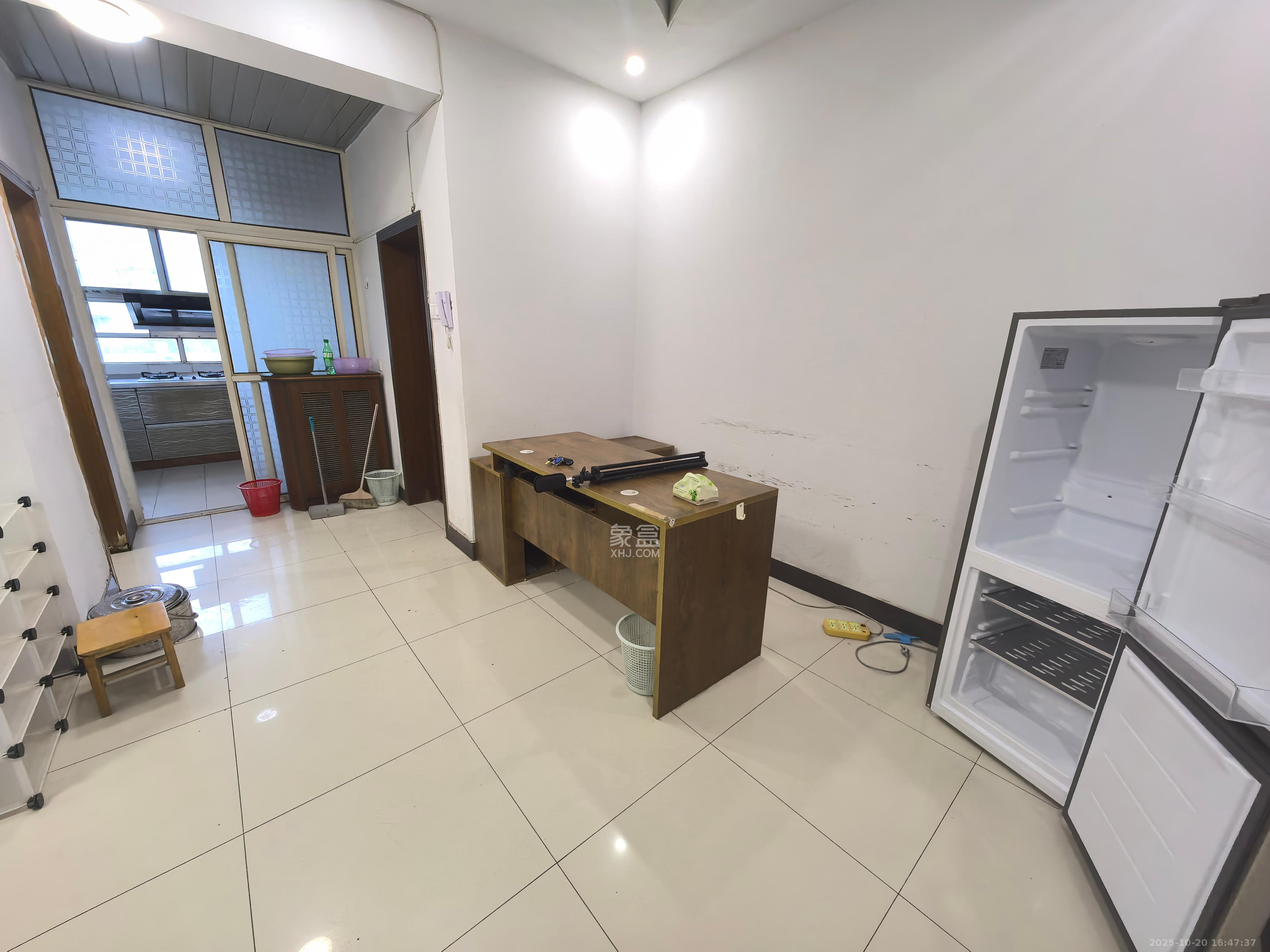 省水院宿舍 2室1厅1卫 1600.0元/月 省水院宿舍 2室1厅1卫 1600.0元/月室内图