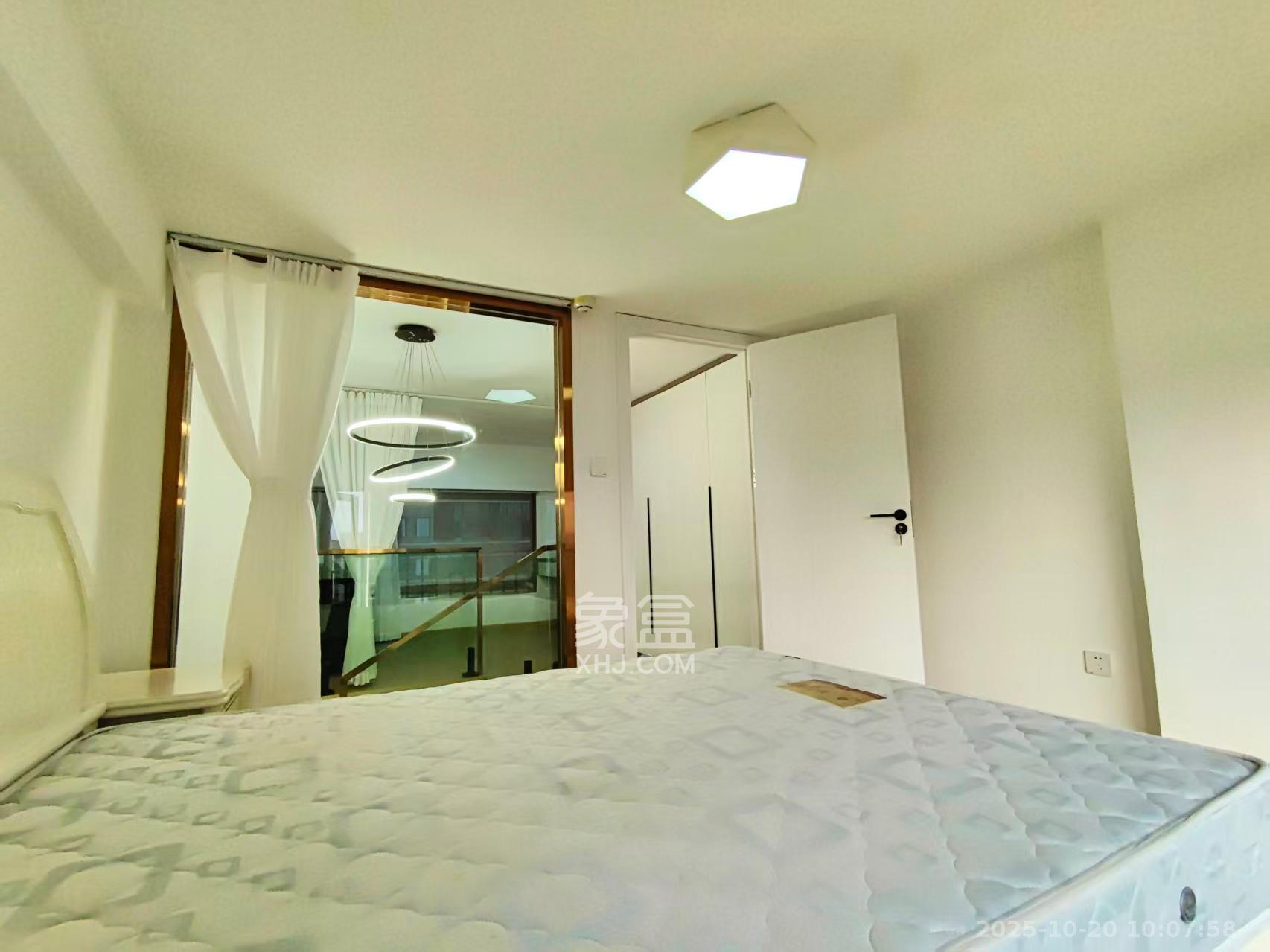 龙湖铂金岛  2室2厅1卫    2300.0元/月室内图