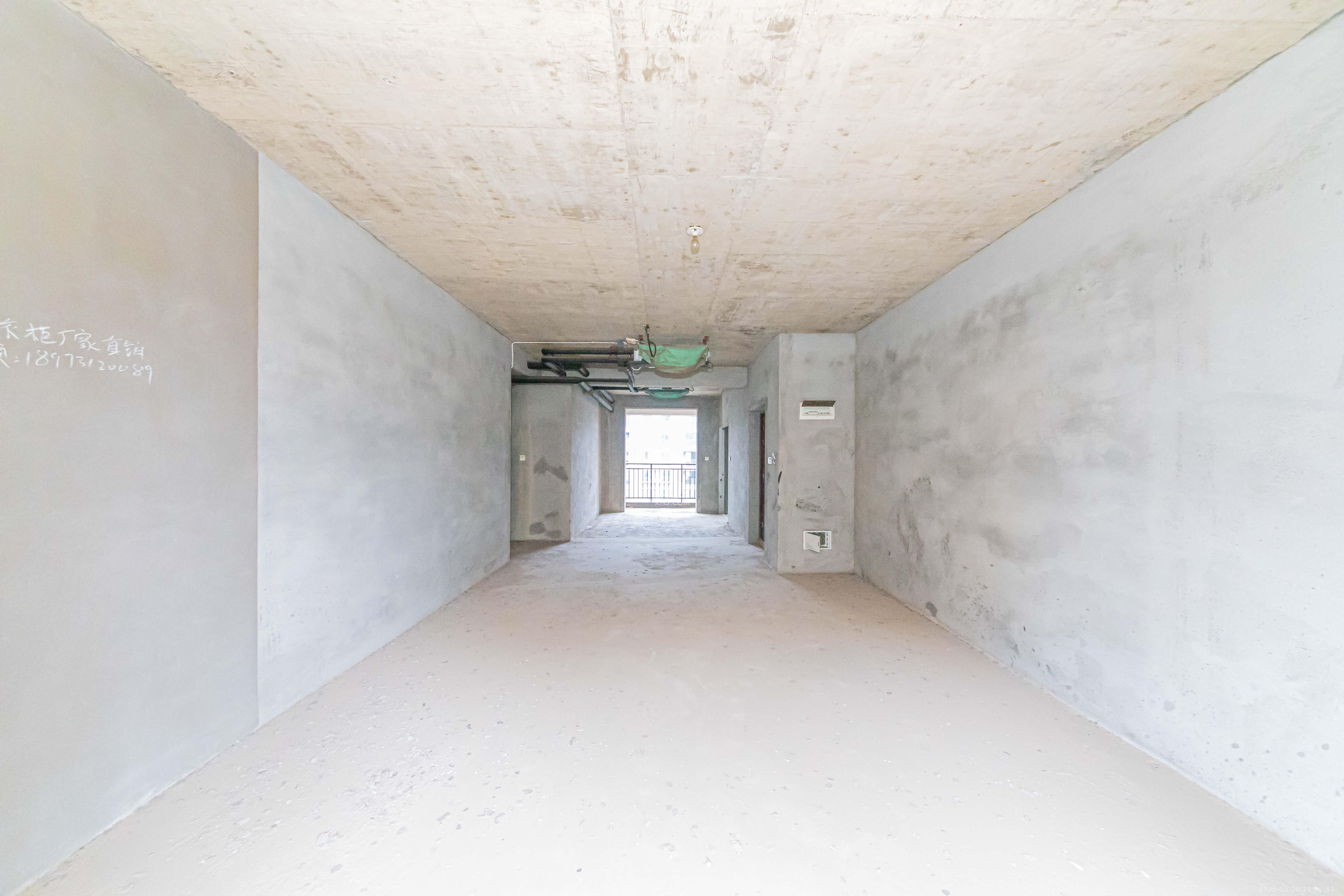 润江榕园  4室2厅2卫    243.0万客厅