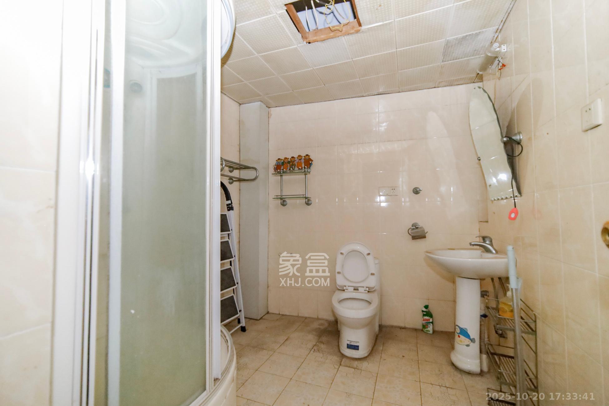 融城花苑  5室2厅3卫    95.0万卫生间