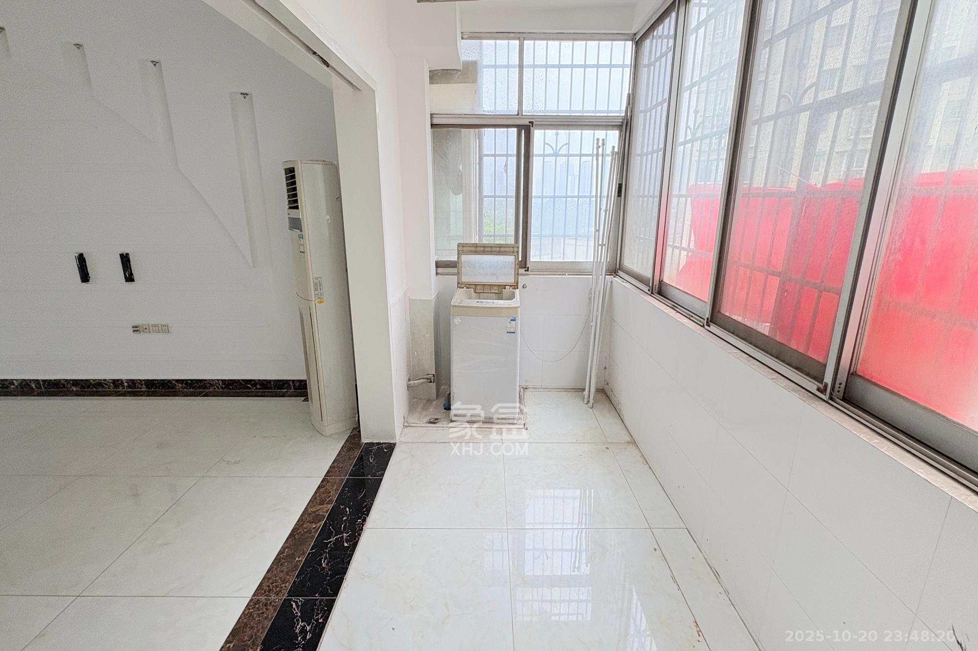 滨湖嘉园(湖滨小区)  3室2厅2卫    135.0万 滨湖嘉园(湖滨小区)  3室2厅2卫    135.0万阳台