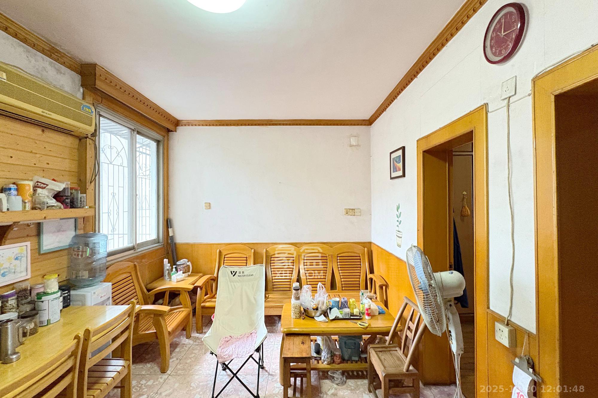 杨家山汽修厂宿舍  2室1厅1卫    38.0万客厅