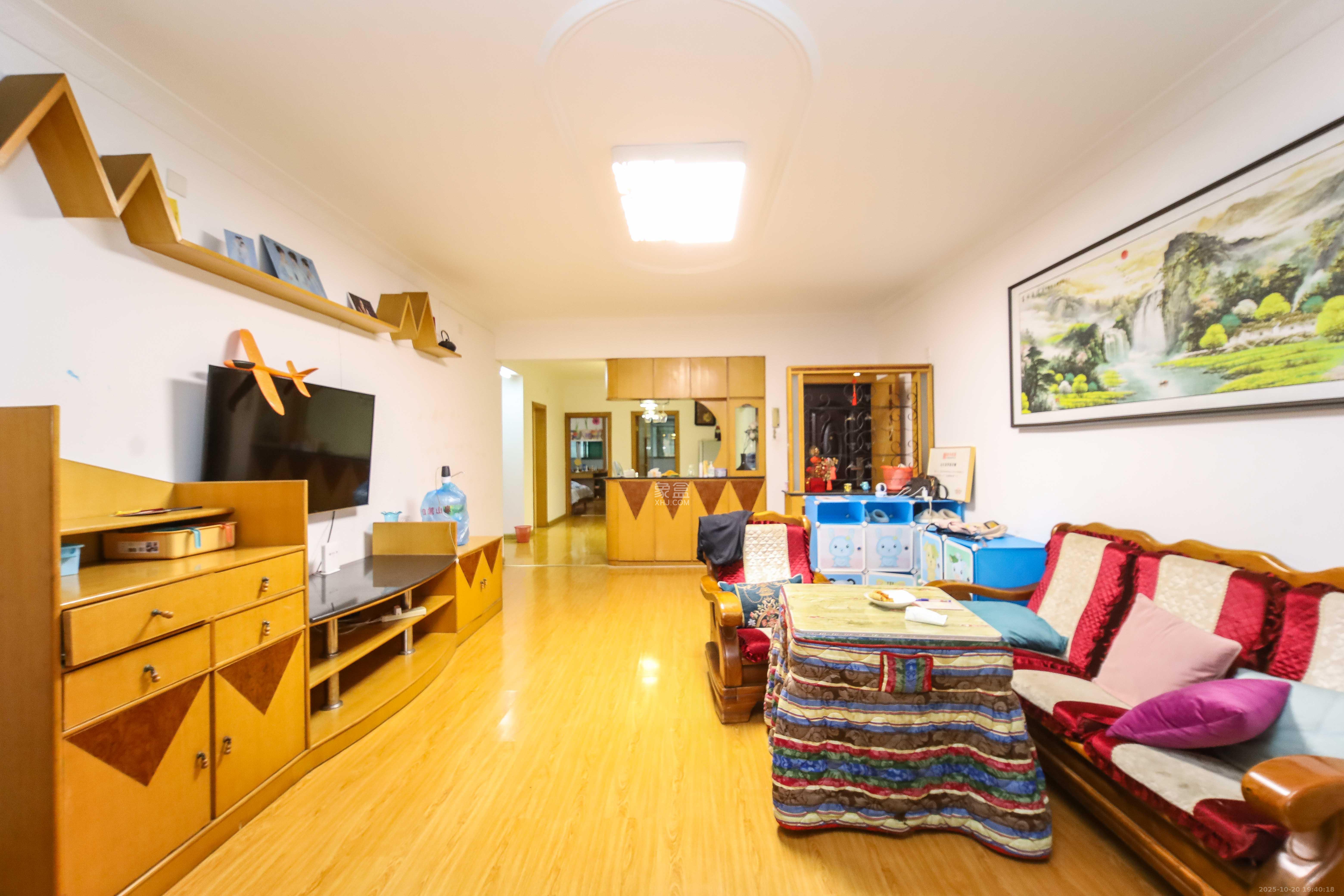 保利苑  3室2厅2卫    56.0万客厅