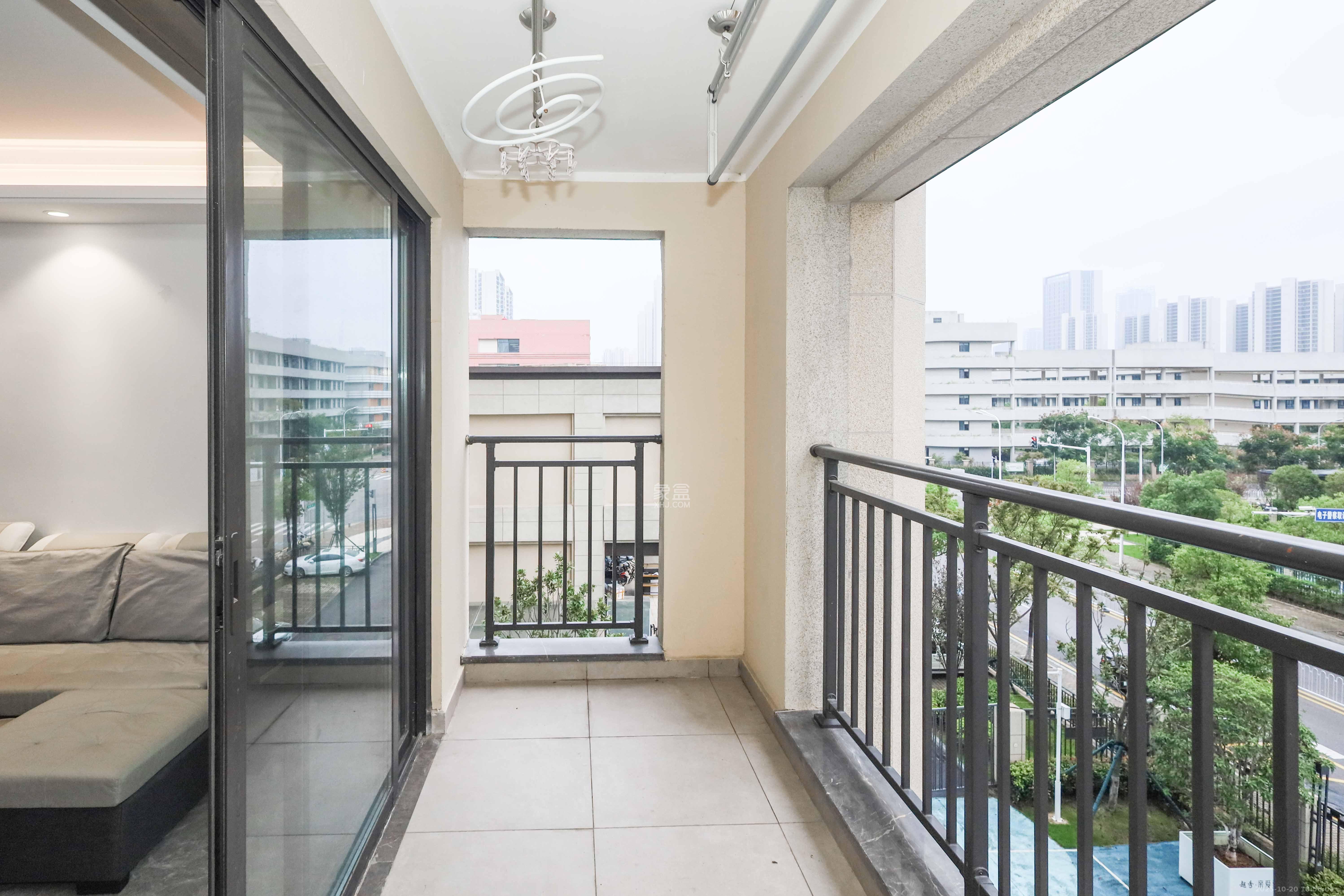 越秀亲爱里  3室2厅1卫    105.0万 越秀亲爱里  3室2厅1卫    105.0万阳台