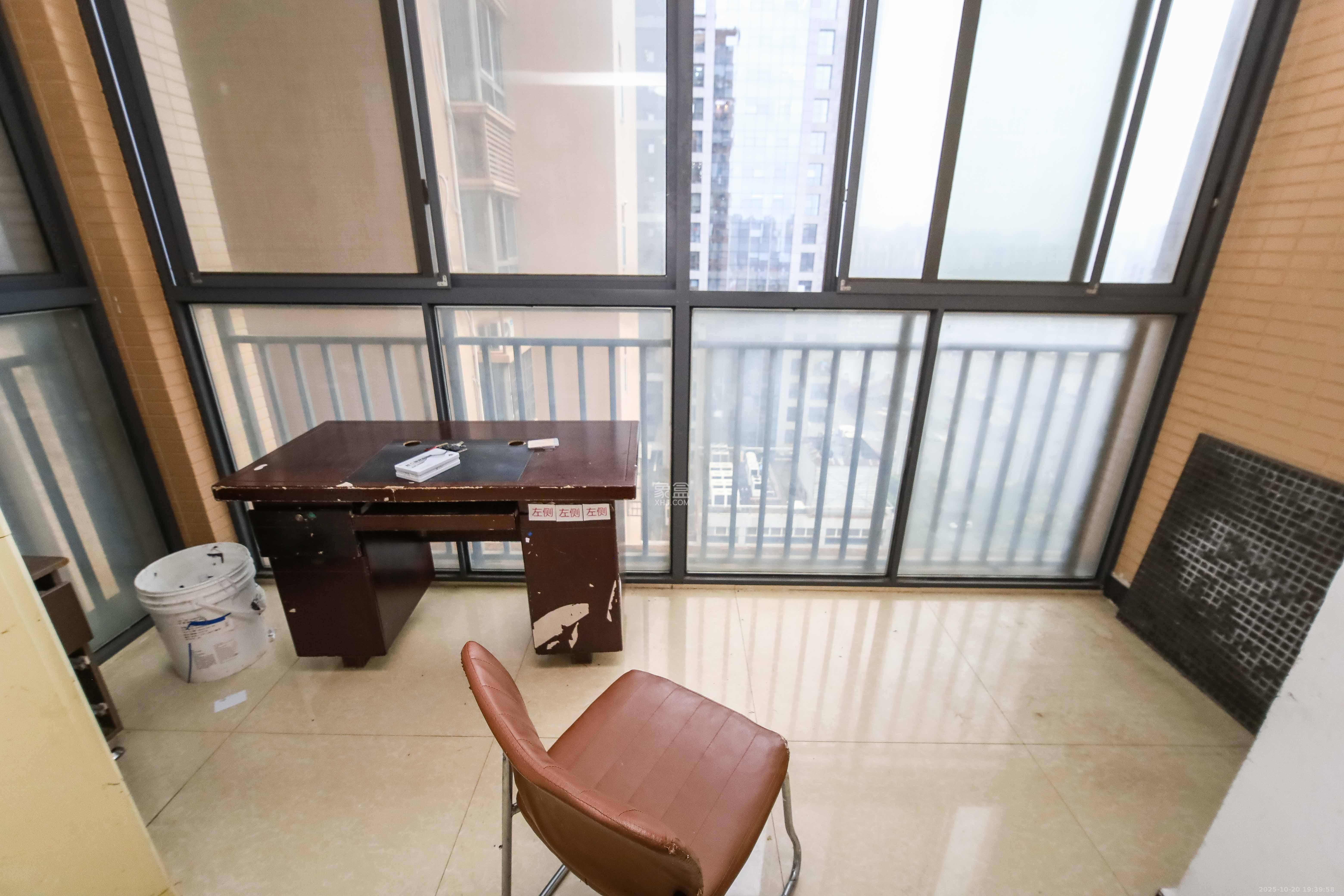 华城广场  2室2厅1卫    72.0万阳台