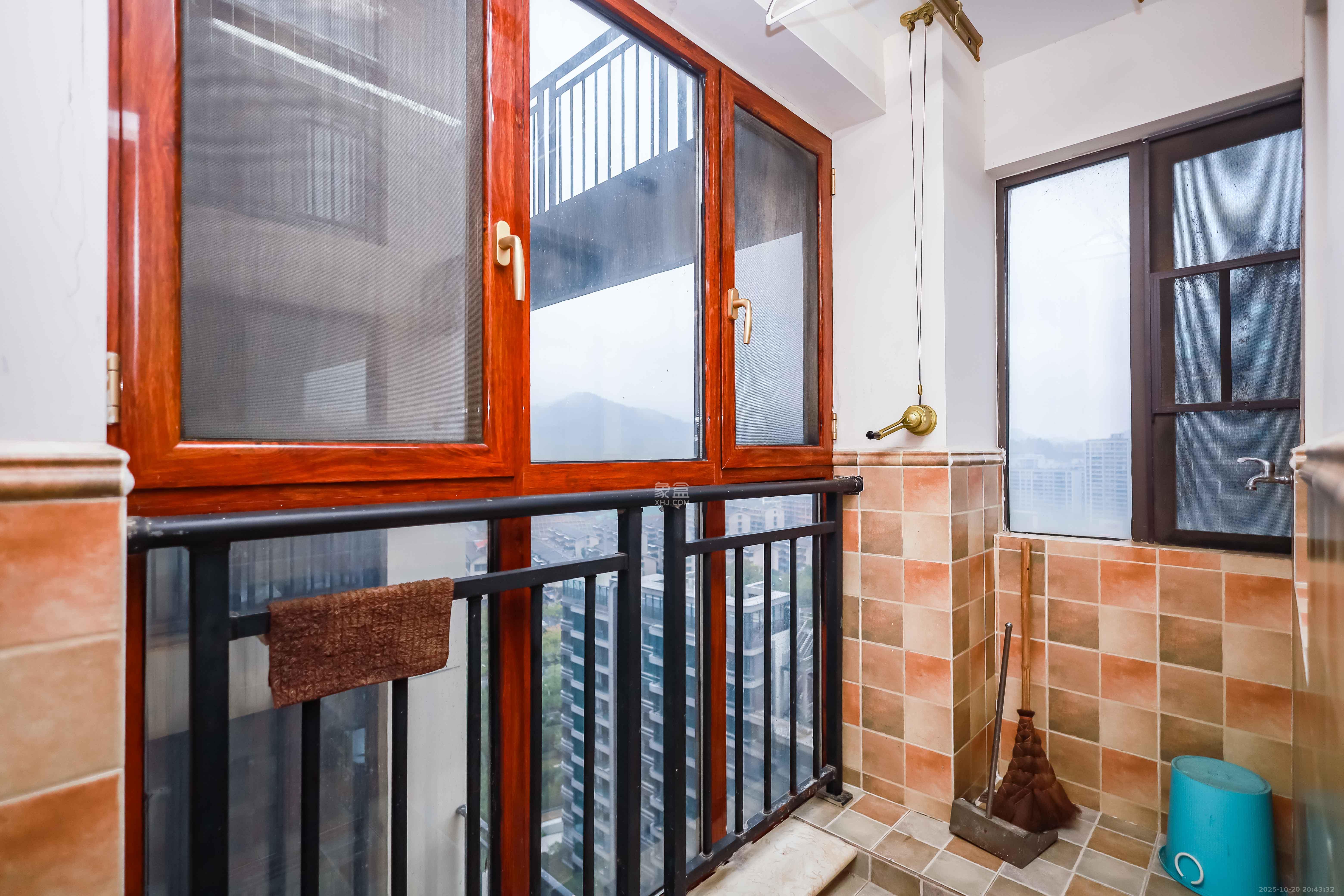 卓越蔚蓝海岸三期  3室2厅2卫    118.0万阳台