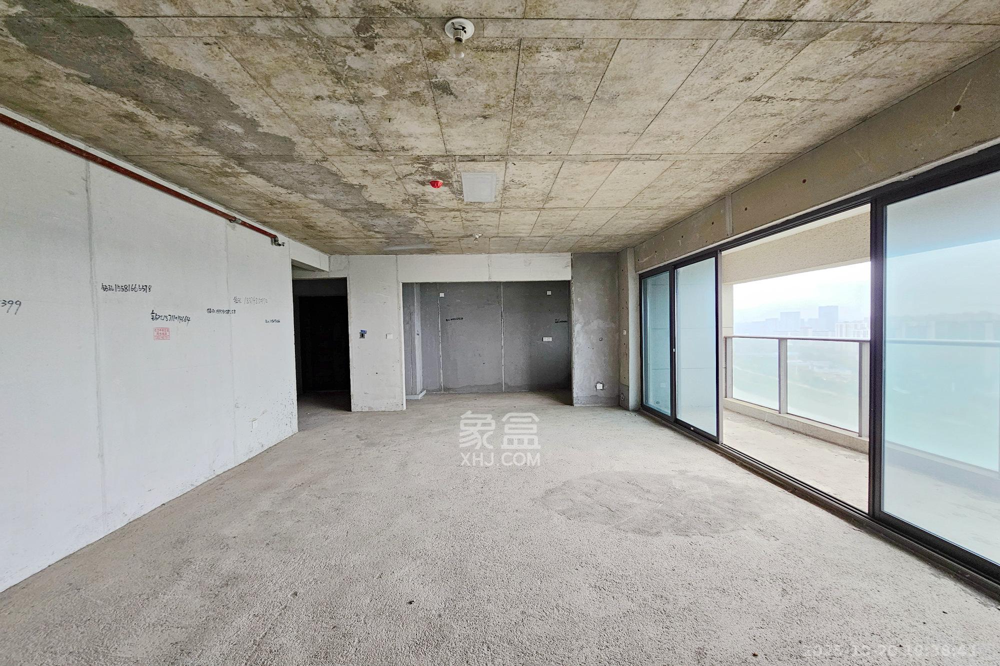 阳光城尚东湾愉景苑  5室2厅3卫    165.0万客厅