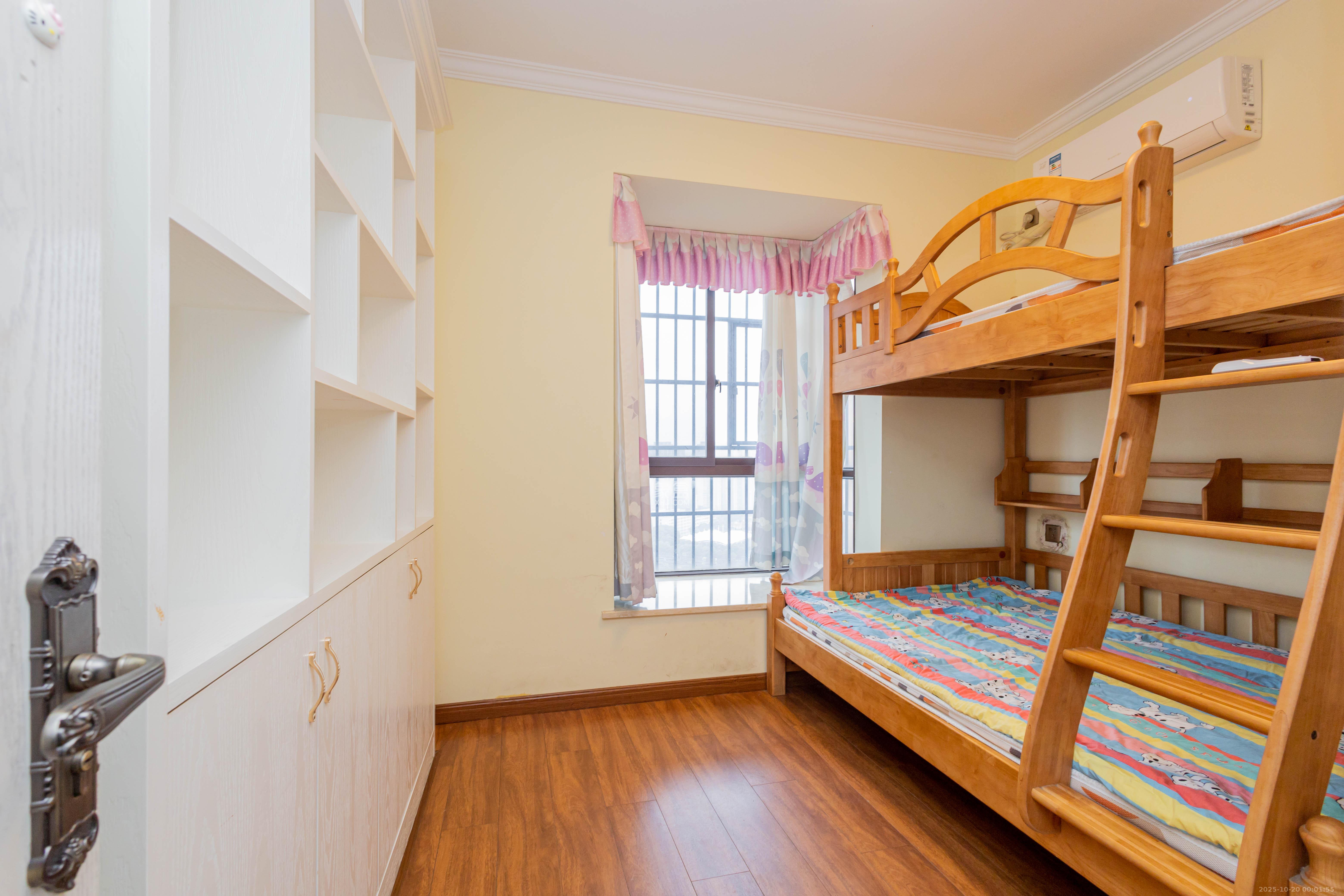 三景华御 4室2厅2卫 75.8万 三景华御 4室2厅2卫 75.8万卧室