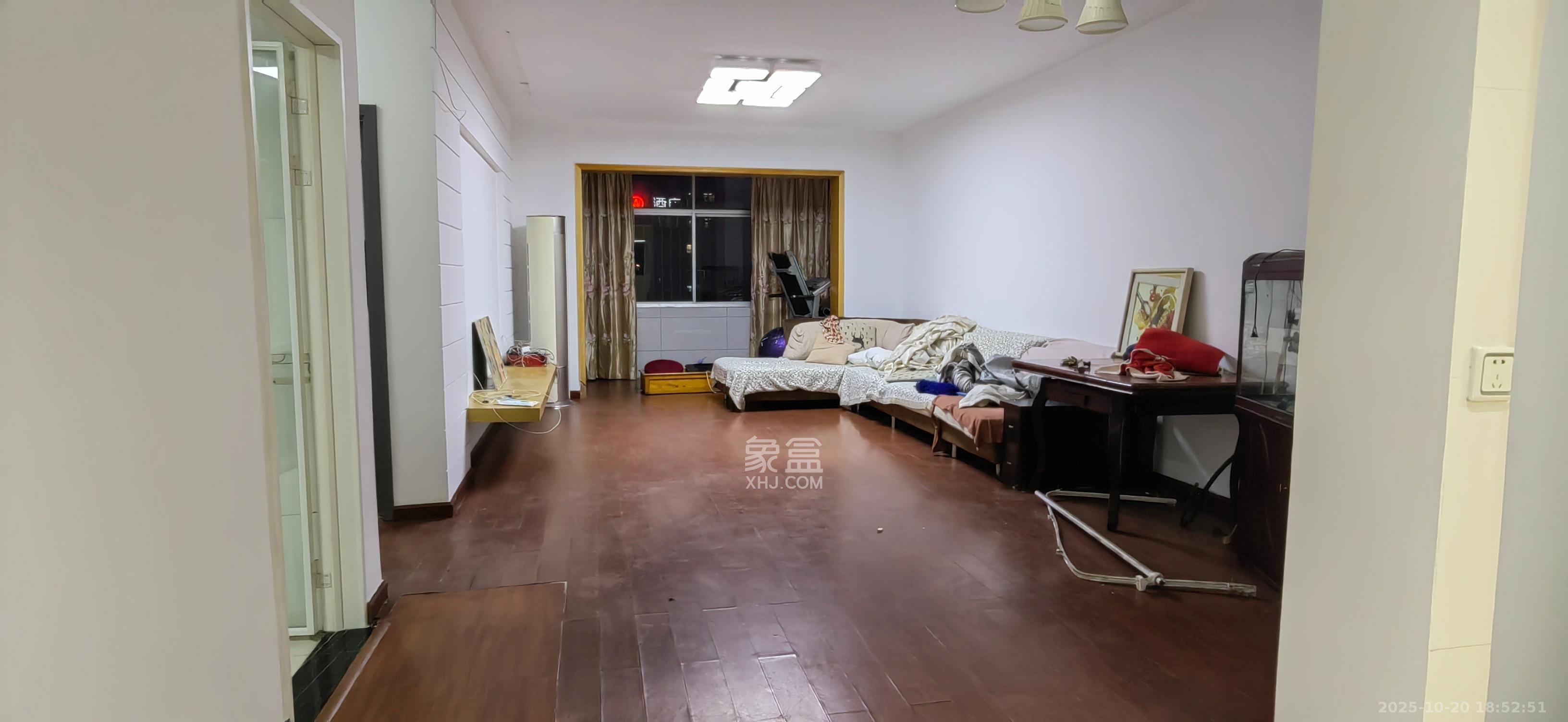 雄踞都市东家 3室2厅2卫 3000.0元/月 雄踞都市东家 3室2厅2卫 3000.0元/月室内图