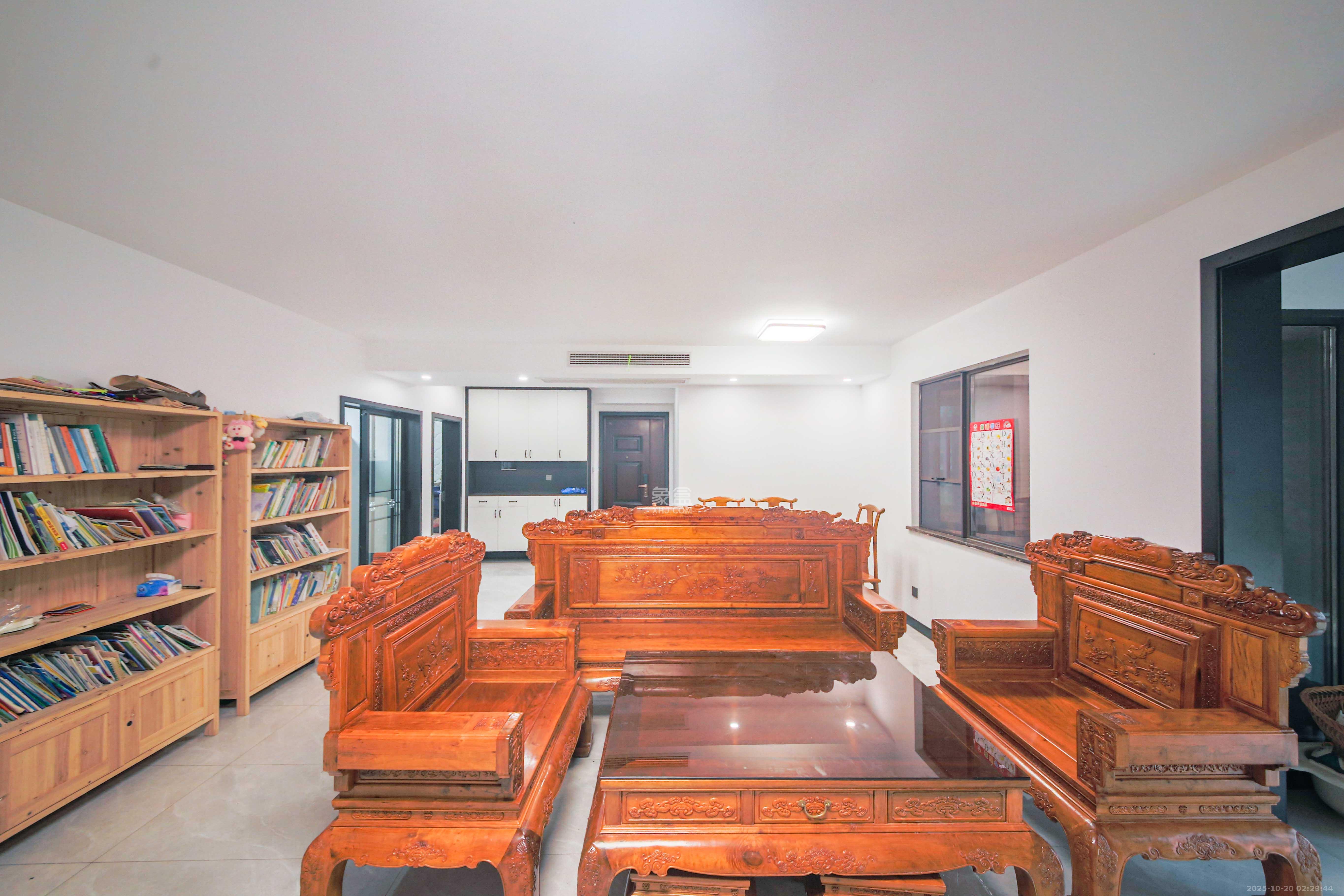 香缇雅苑(鑫远翡丽郡二期) 4室2厅2卫 220.0万 香缇雅苑(鑫远翡丽郡二期) 4室2厅2卫 220.0万客厅