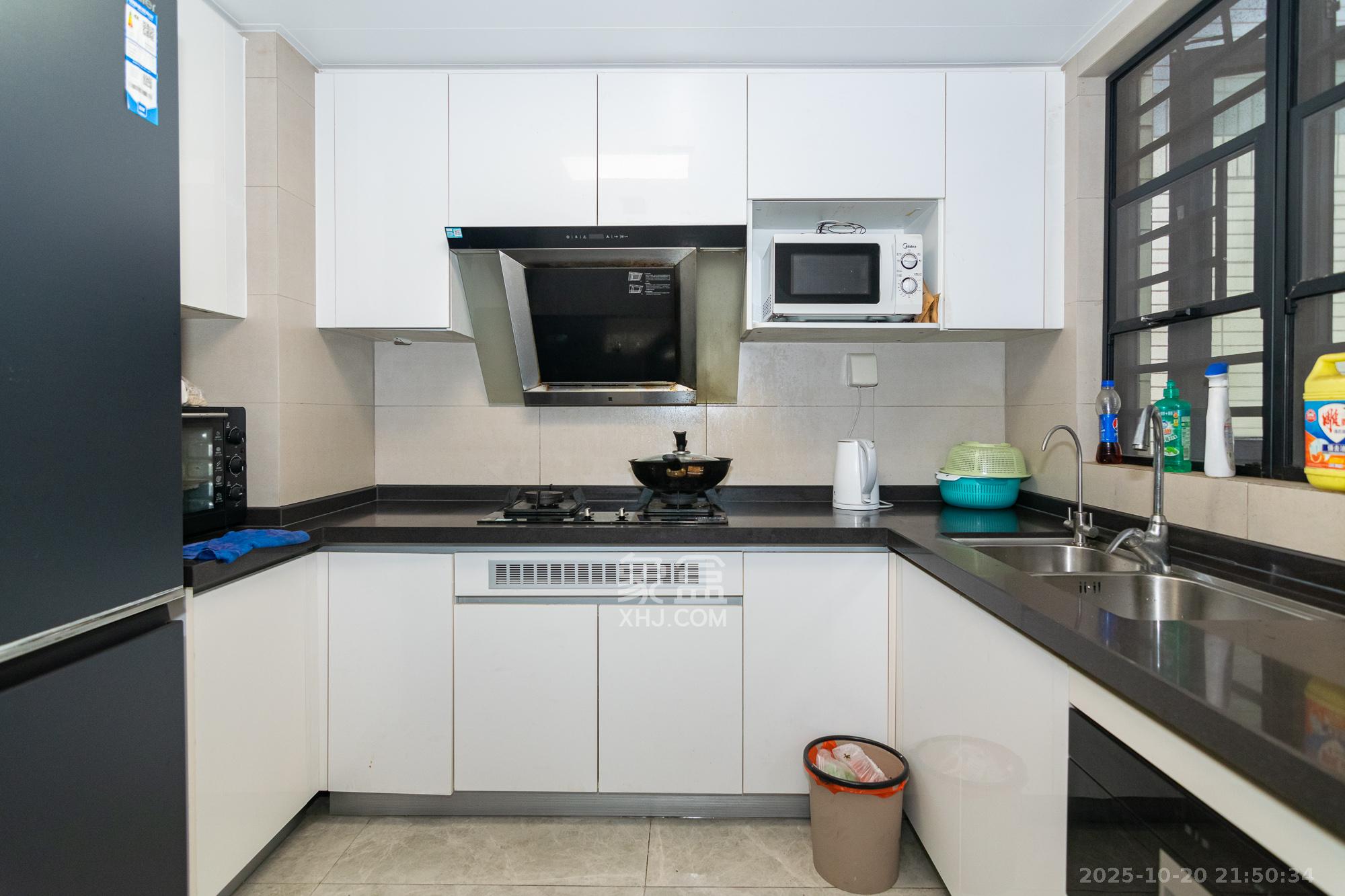 时代年华  4室2厅2卫    117.5万厨房