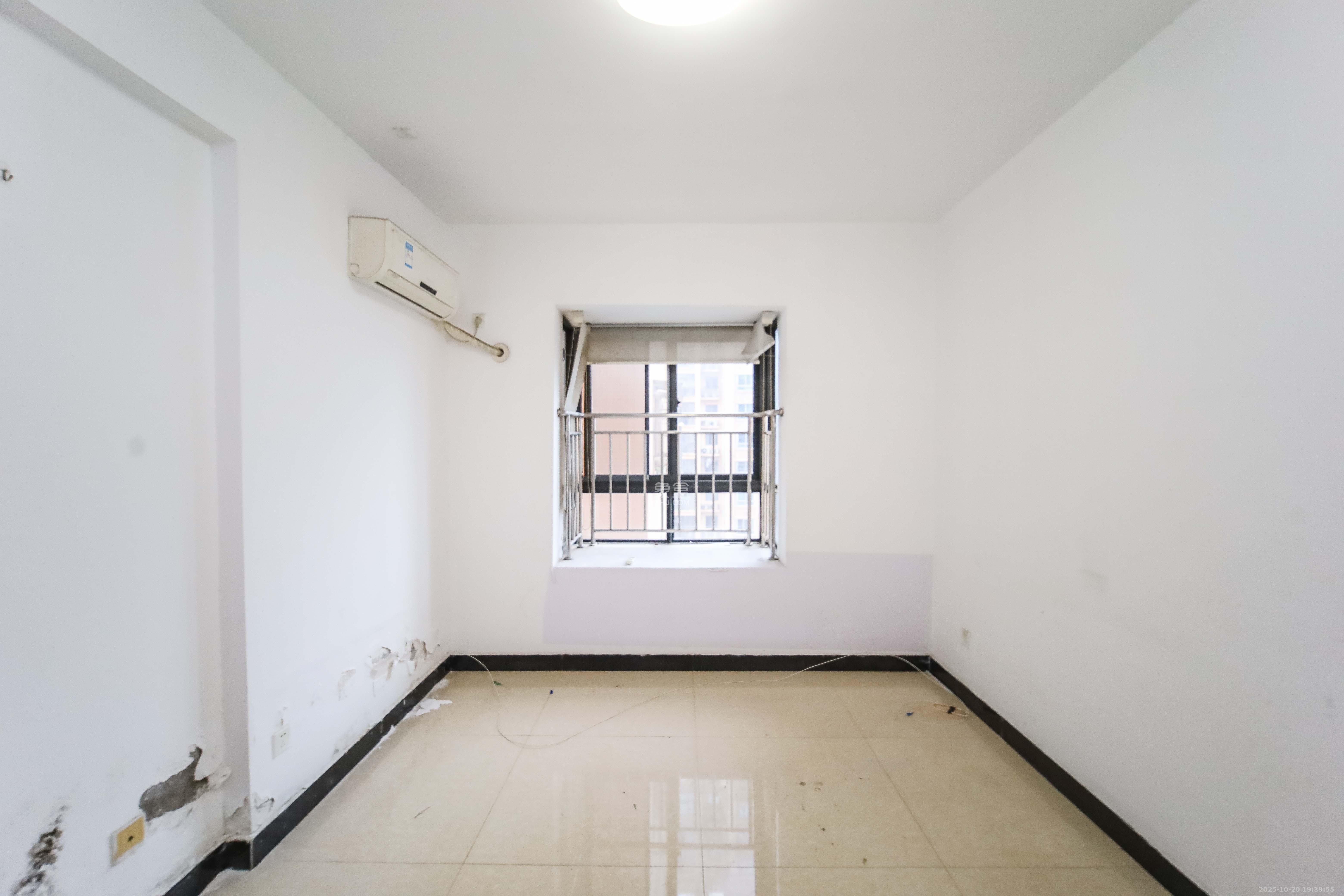 华城广场  2室2厅1卫    72.0万卧室