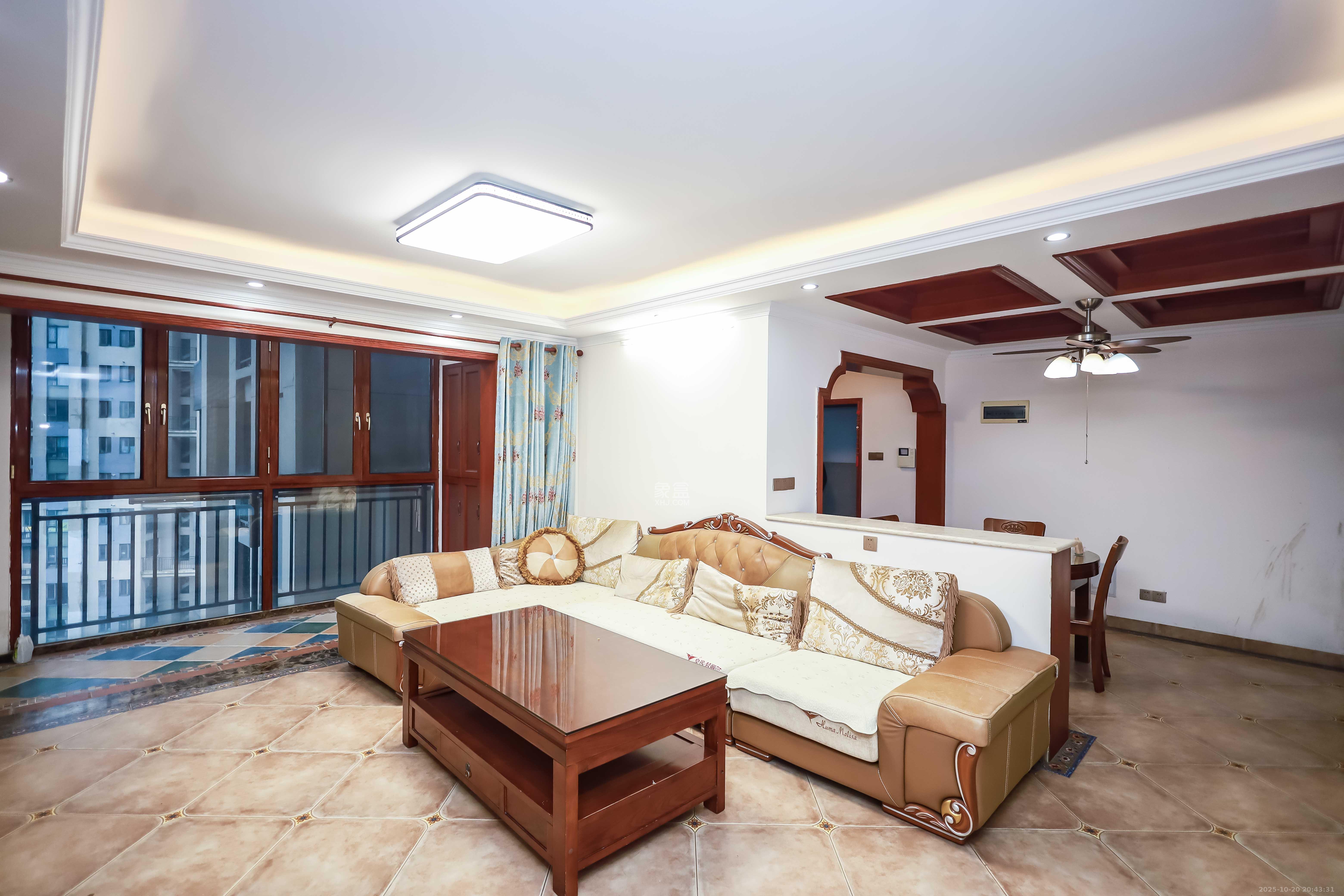 卓越蔚蓝海岸三期  3室2厅2卫    118.0万客厅