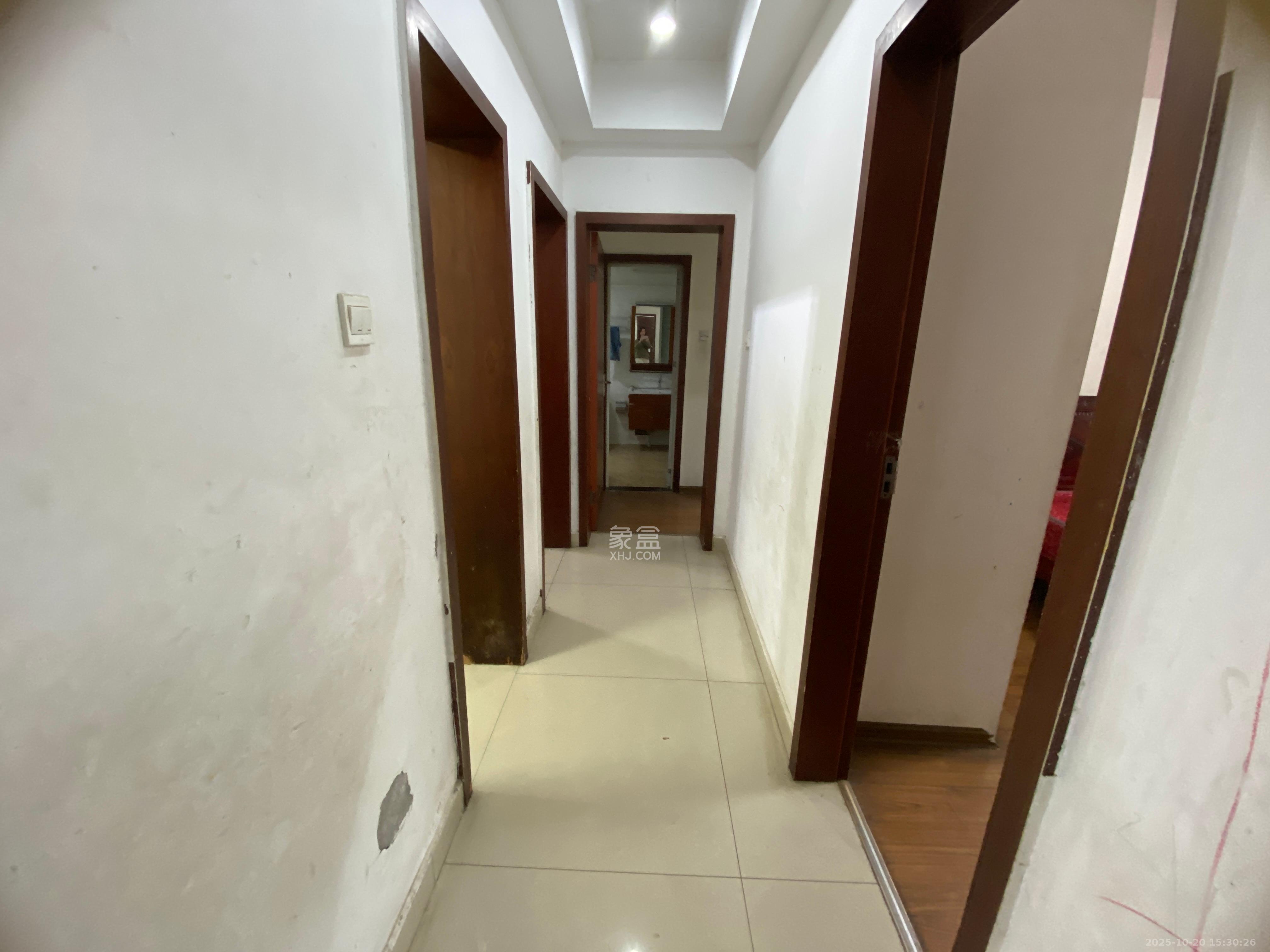 湘麓国际  3室2厅2卫    2200.0元/月 湘麓国际  3室2厅2卫    2200.0元/月室内图