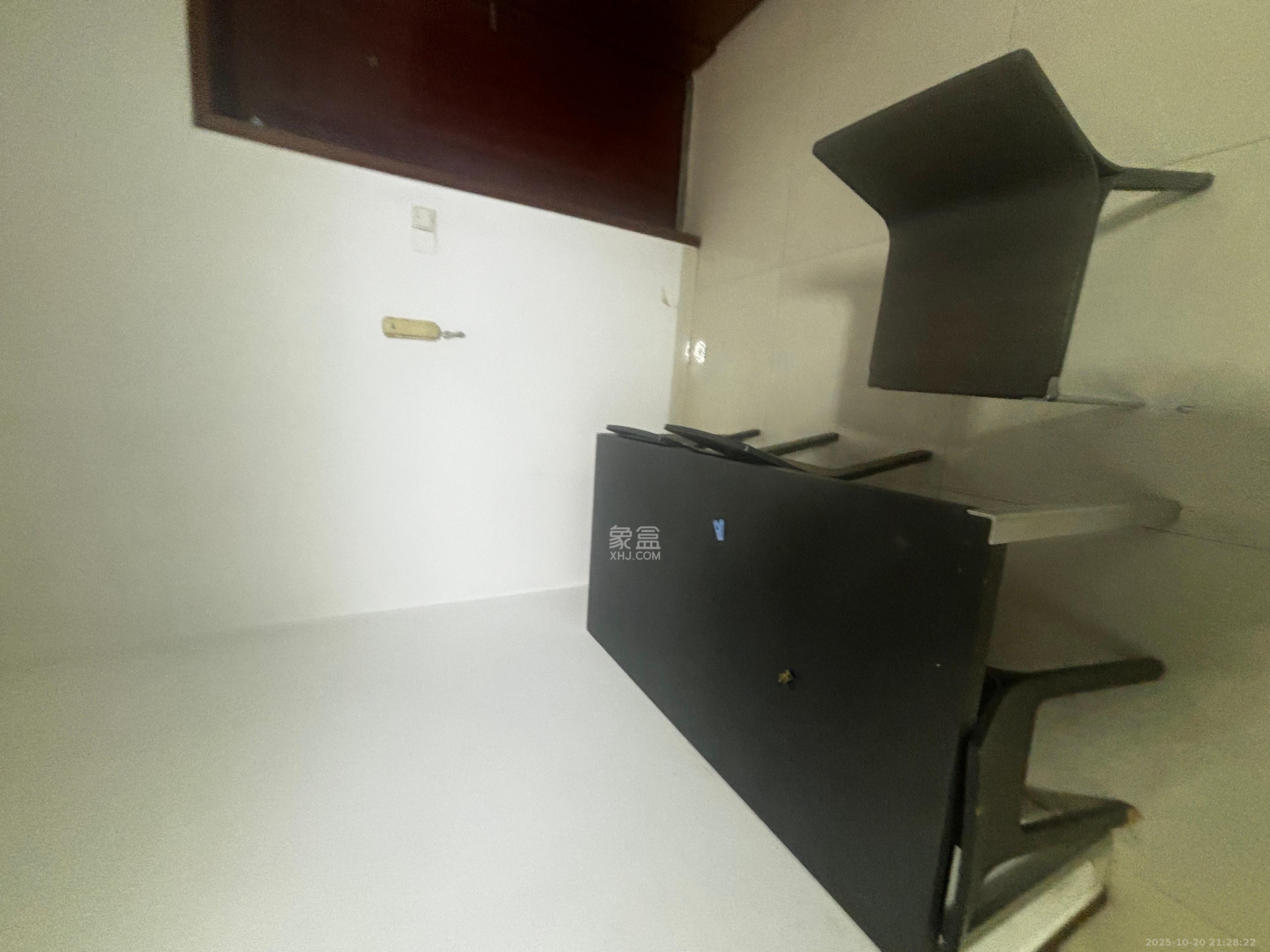 高岭小区  2室1厅1卫    2000.0元/月 高岭小区  2室1厅1卫    2000.0元/月室内图