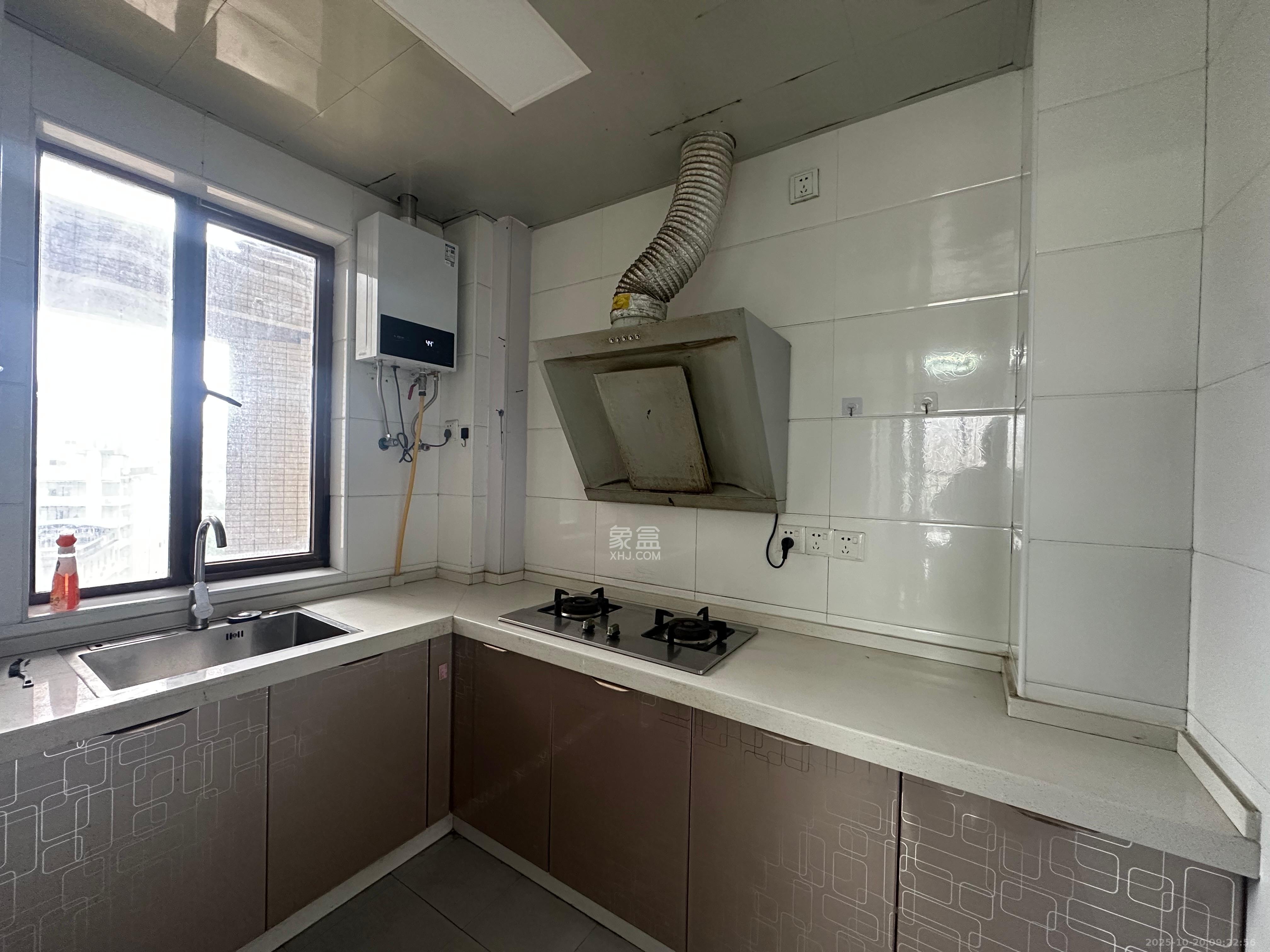 高信向日葵  3室2厅2卫    2800.0元/月室内图