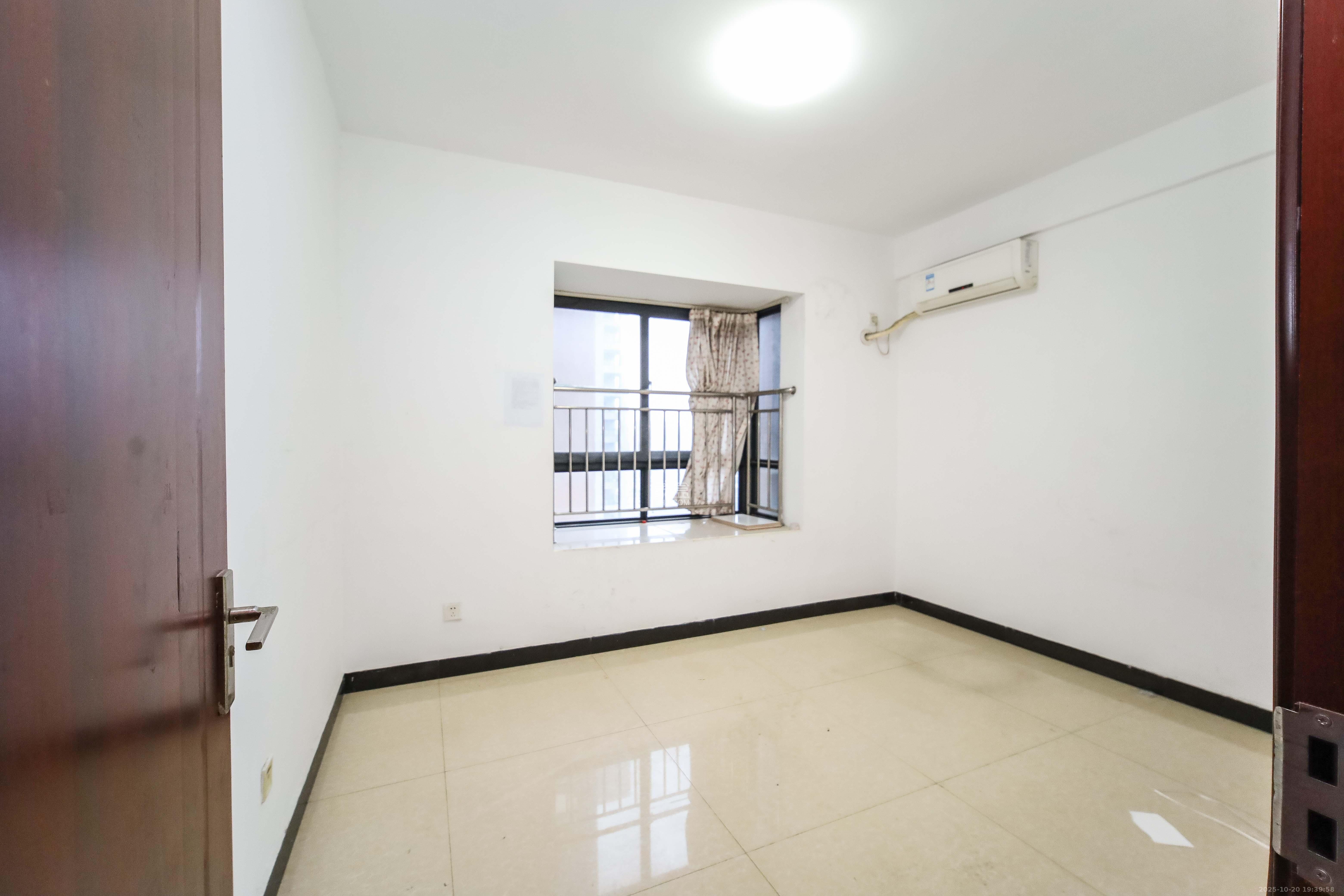 华城广场  2室2厅1卫    72.0万卧室