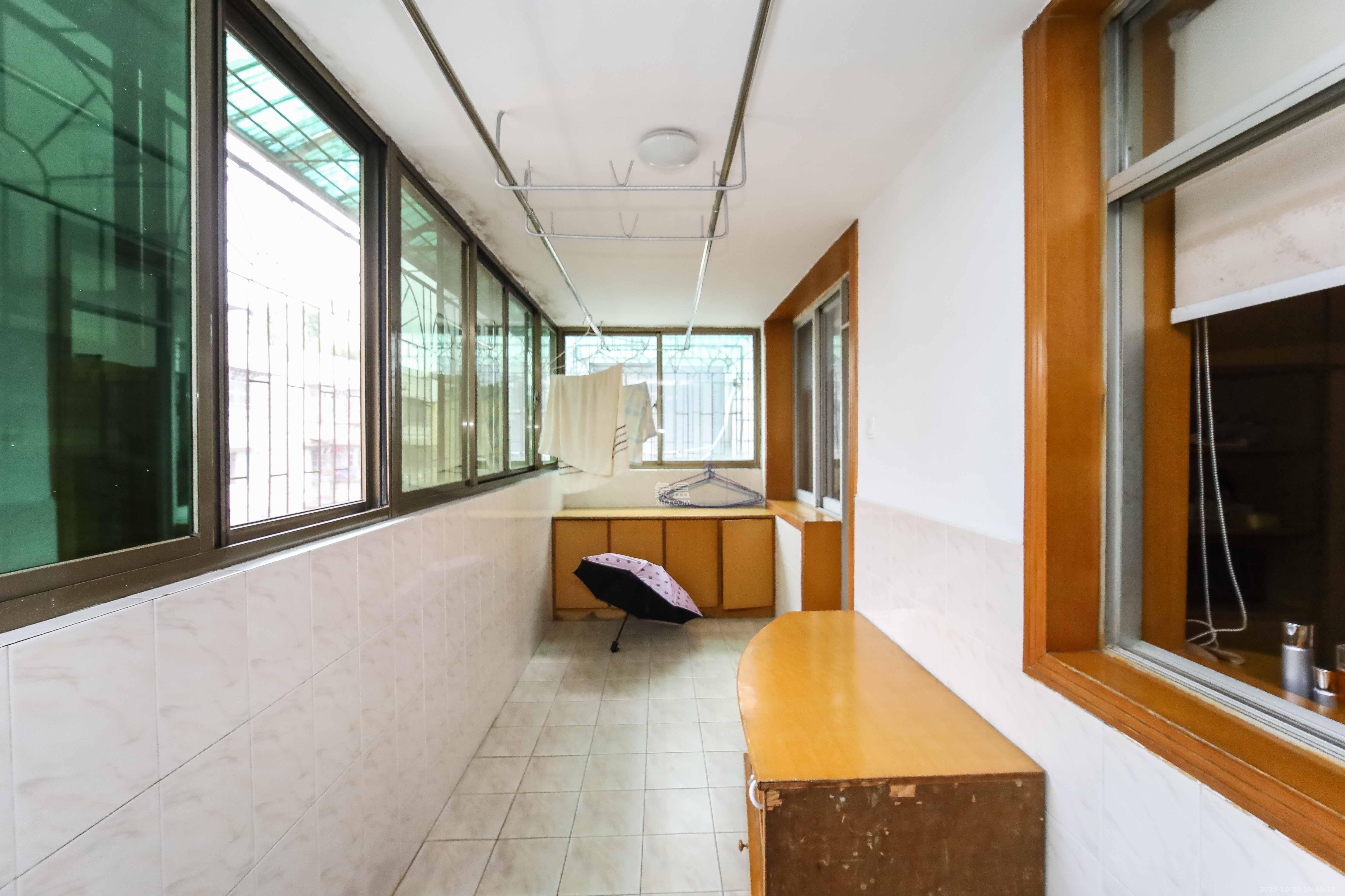 保利苑  3室2厅2卫    56.0万阳台