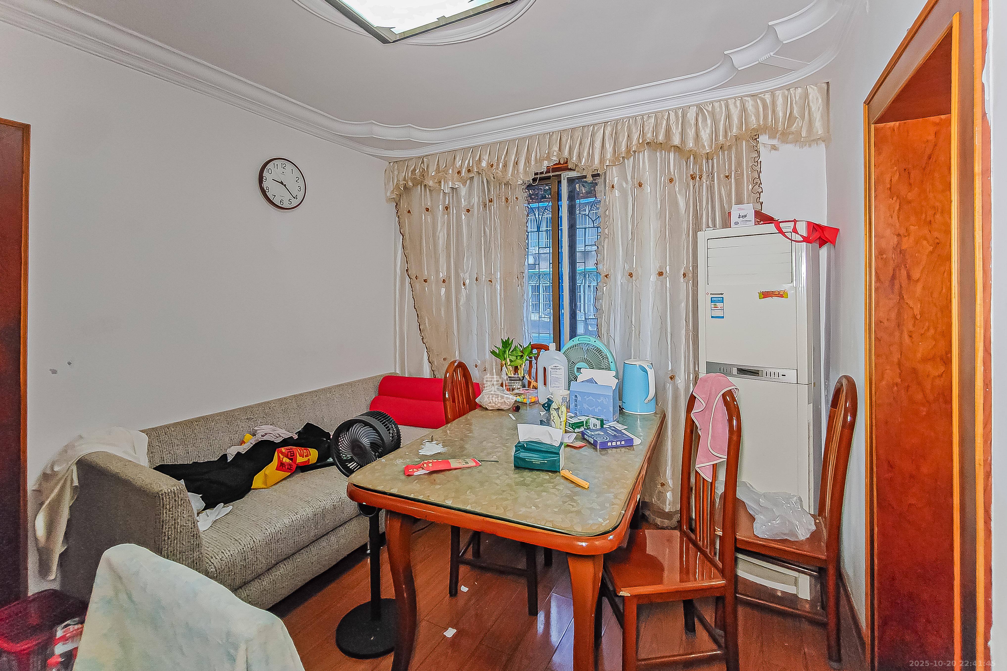 上工商银行宿舍 2室2厅1卫 48.8万 上工商银行宿舍 2室2厅1卫 48.8万客厅