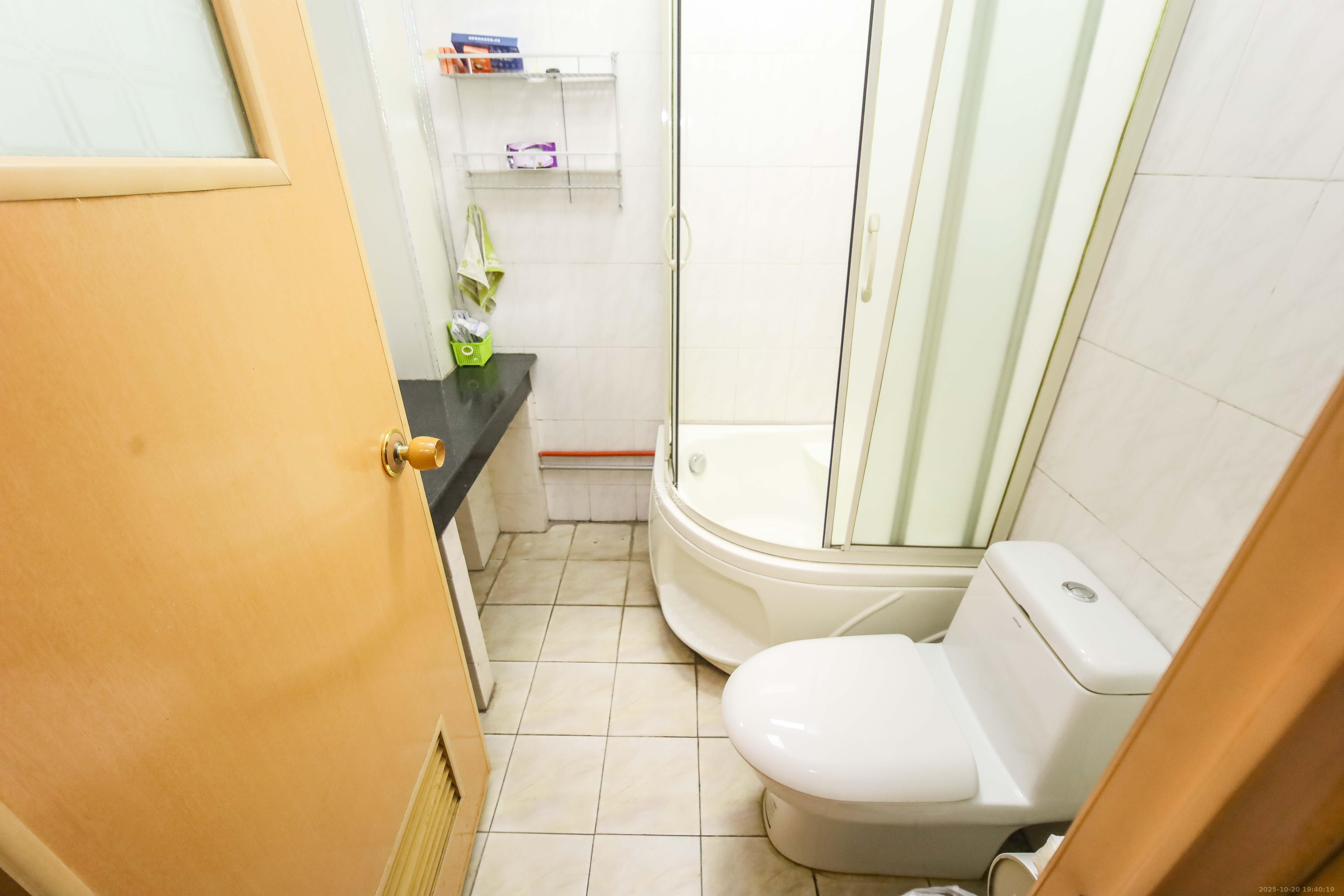 保利苑  3室2厅2卫    56.0万卫生间