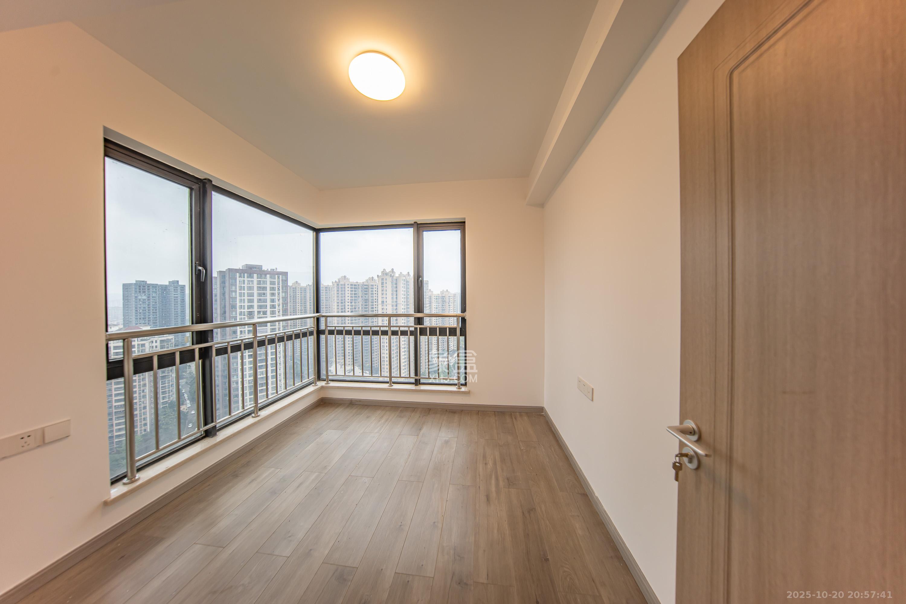 建投象山国际  4室2厅2卫    180.0万卧室