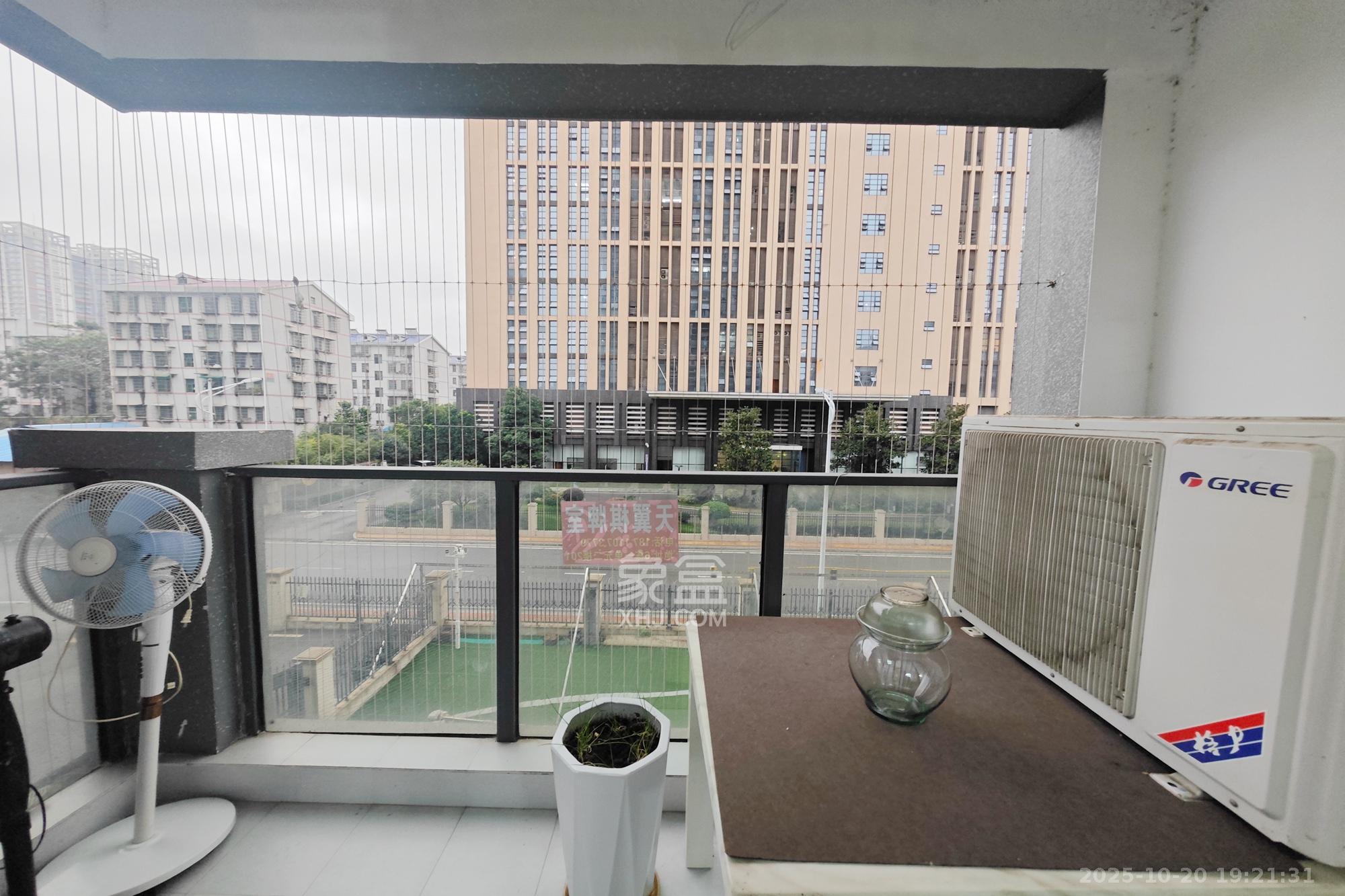 天翼花园(中国电信单位房) 3室2厅1卫 116.0万 天翼花园(中国电信单位房) 3室2厅1卫 116.0万阳台