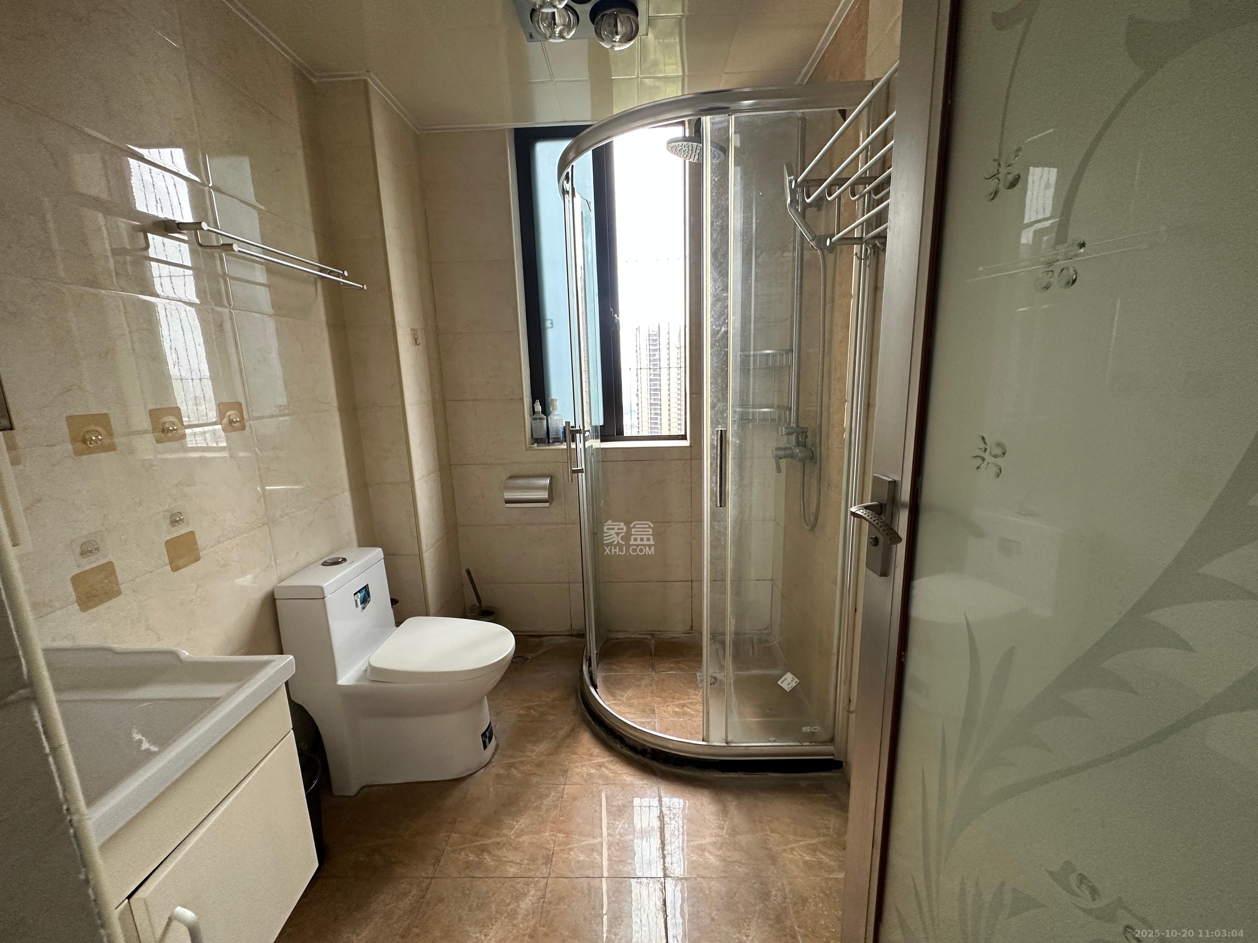 保利麓谷林语E区  3室2厅2卫    2500.0元/月室内图