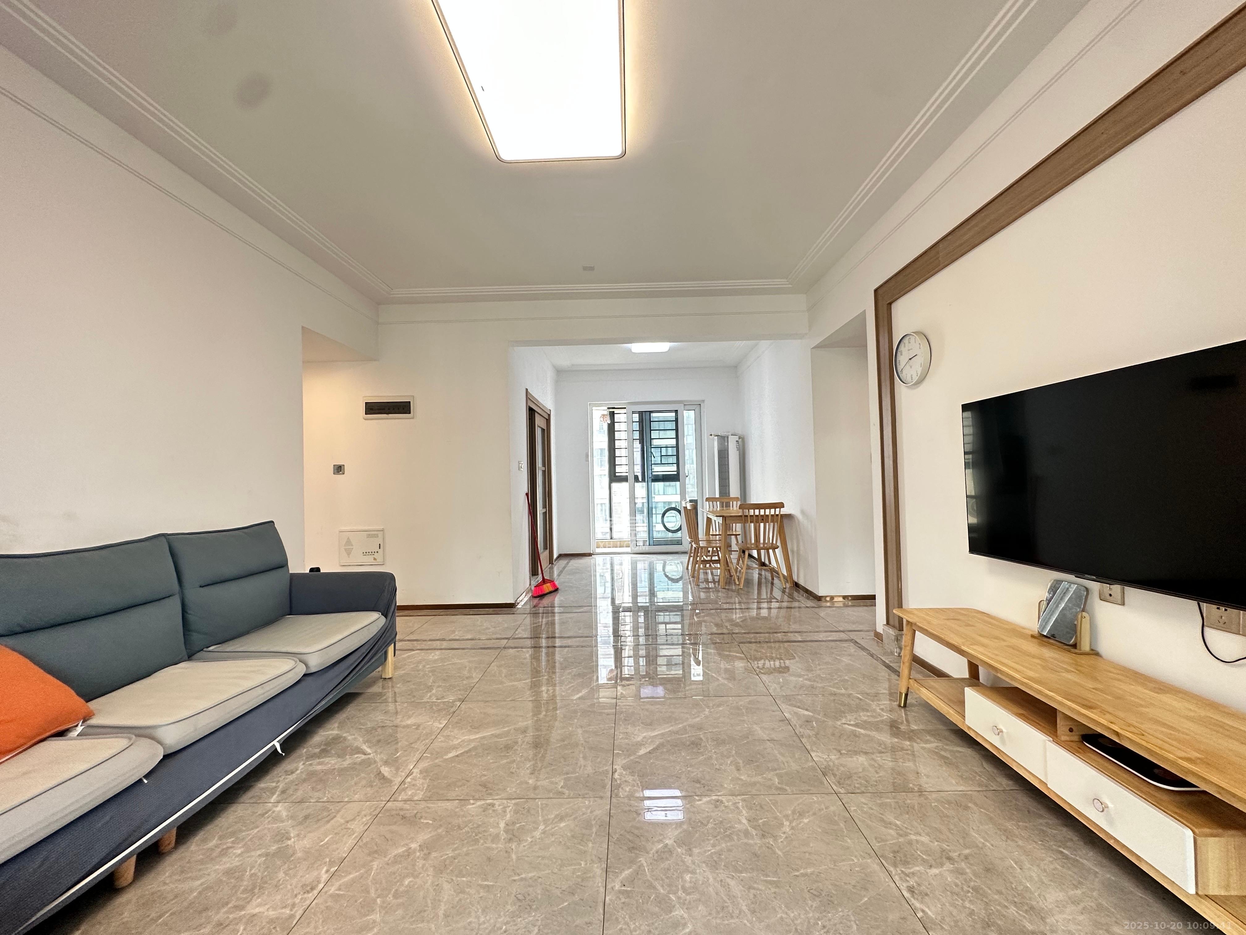 新华联梦想城  4室2厅2卫    2400.0元/月 新华联梦想城  4室2厅2卫    2400.0元/月室内图