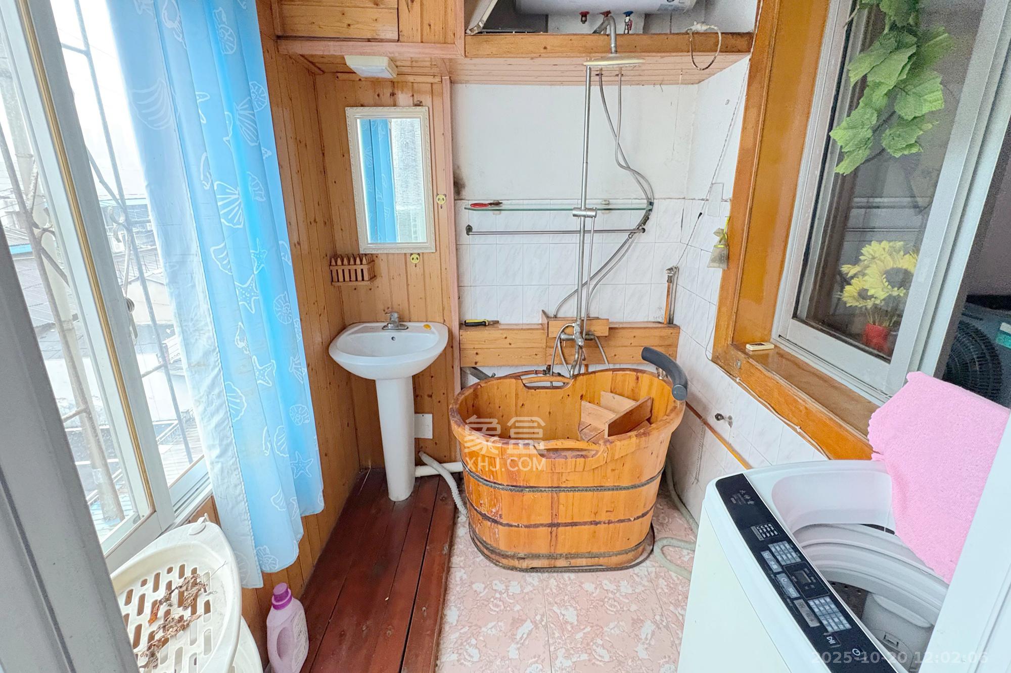 杨家山汽修厂宿舍  2室1厅1卫    38.0万阳台