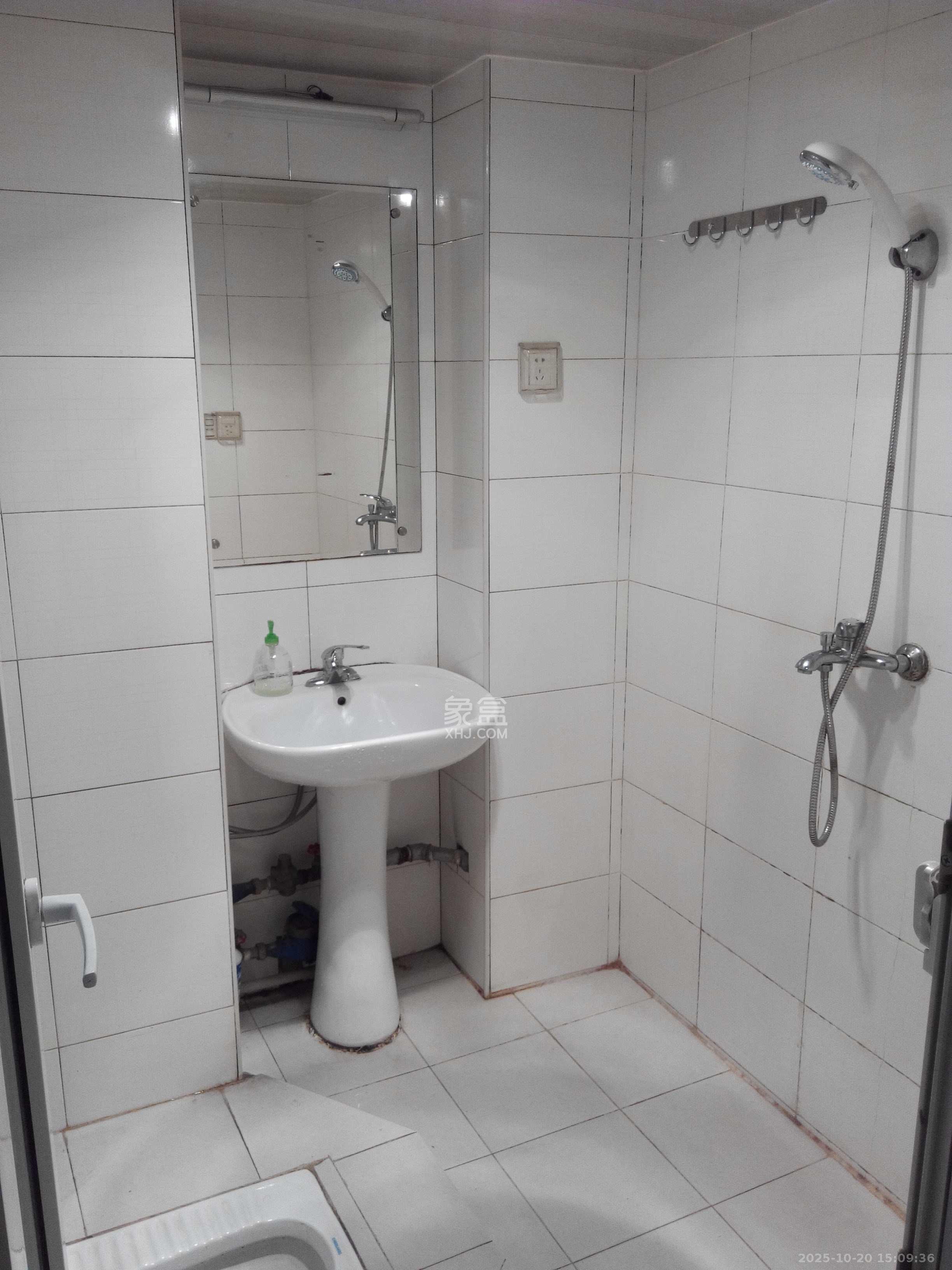 2076至高点  1室1厅1卫    1300.0元/月室内图