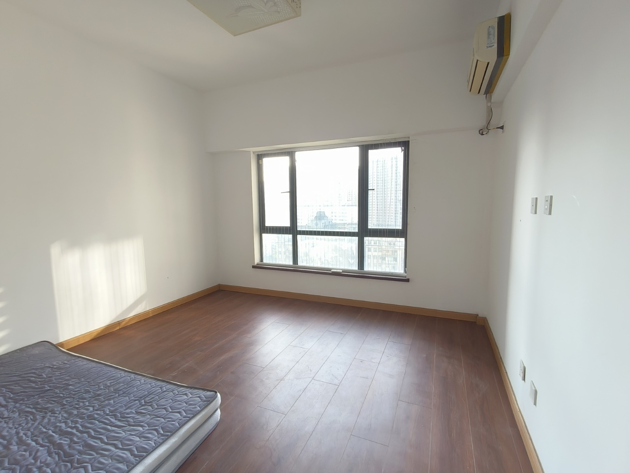 名门广场北区(二期) 4室2厅2卫 5500.0元/月 名门广场北区(二期) 4室2厅2卫 5500.0元/月室内图