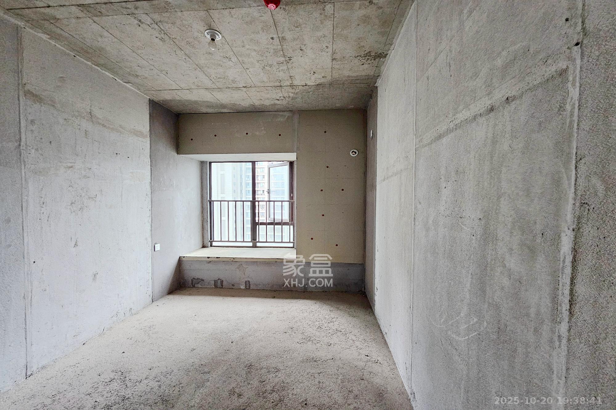 阳光城尚东湾愉景苑  5室2厅3卫    165.0万卧室