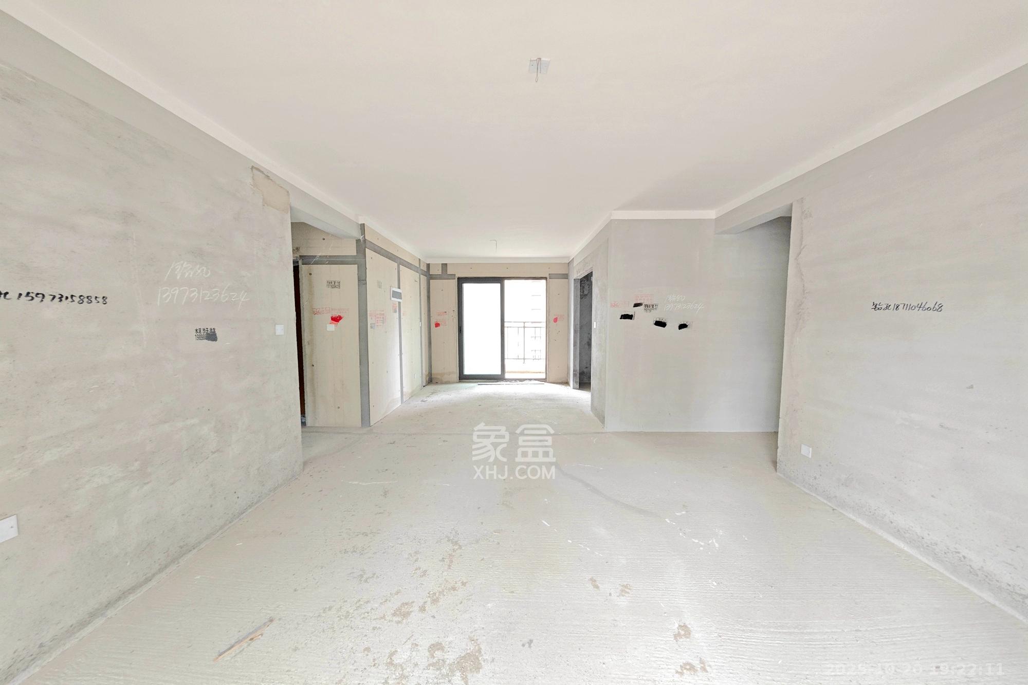 大都汇天悦(保利大都汇三期) 4室2厅2卫 160.0万 大都汇天悦(保利大都汇三期) 4室2厅2卫 160.0万客厅