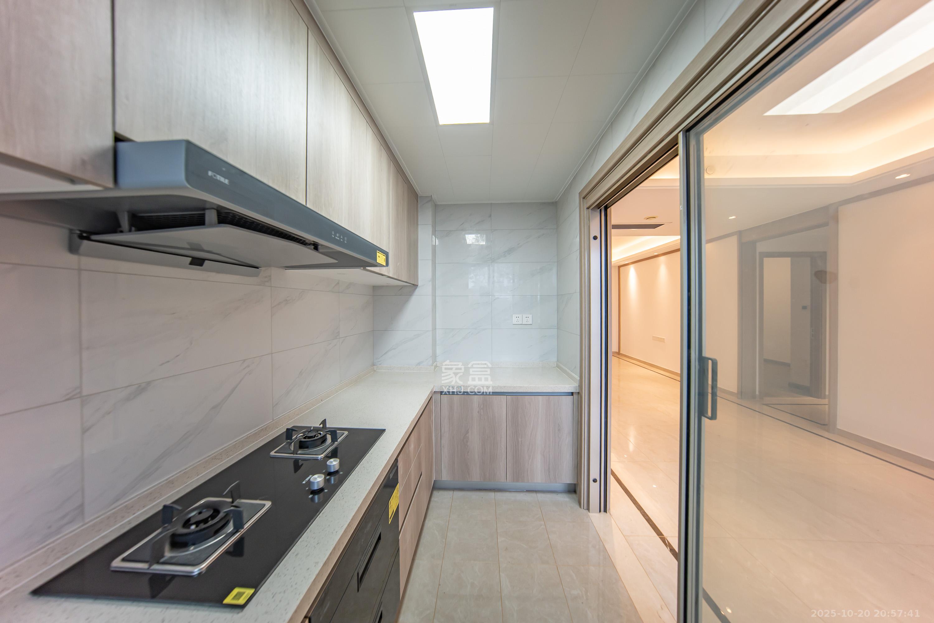 建投象山国际  4室2厅2卫    180.0万厨房