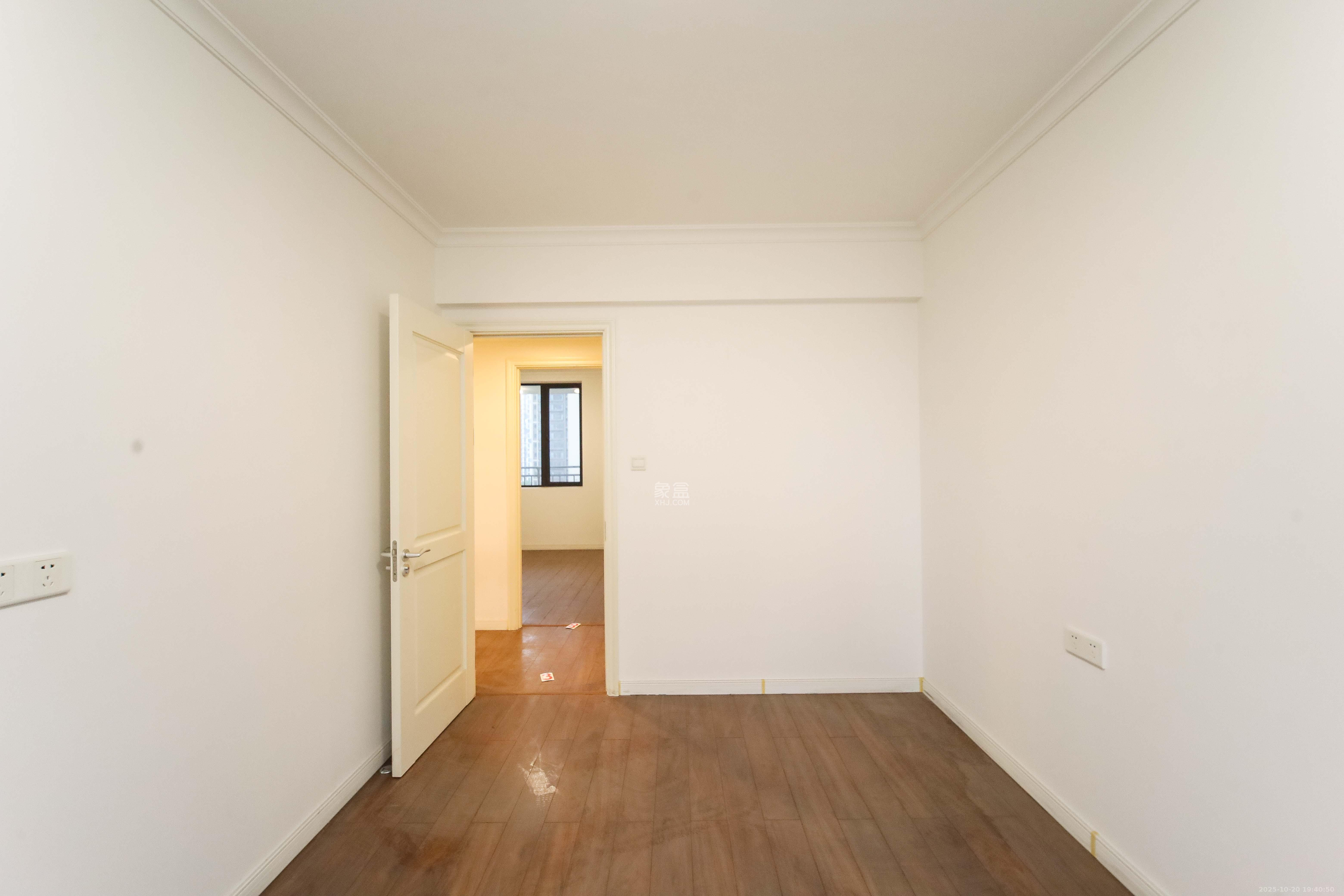 万科金域蓝湾  4室2厅2卫    170.0万卧室