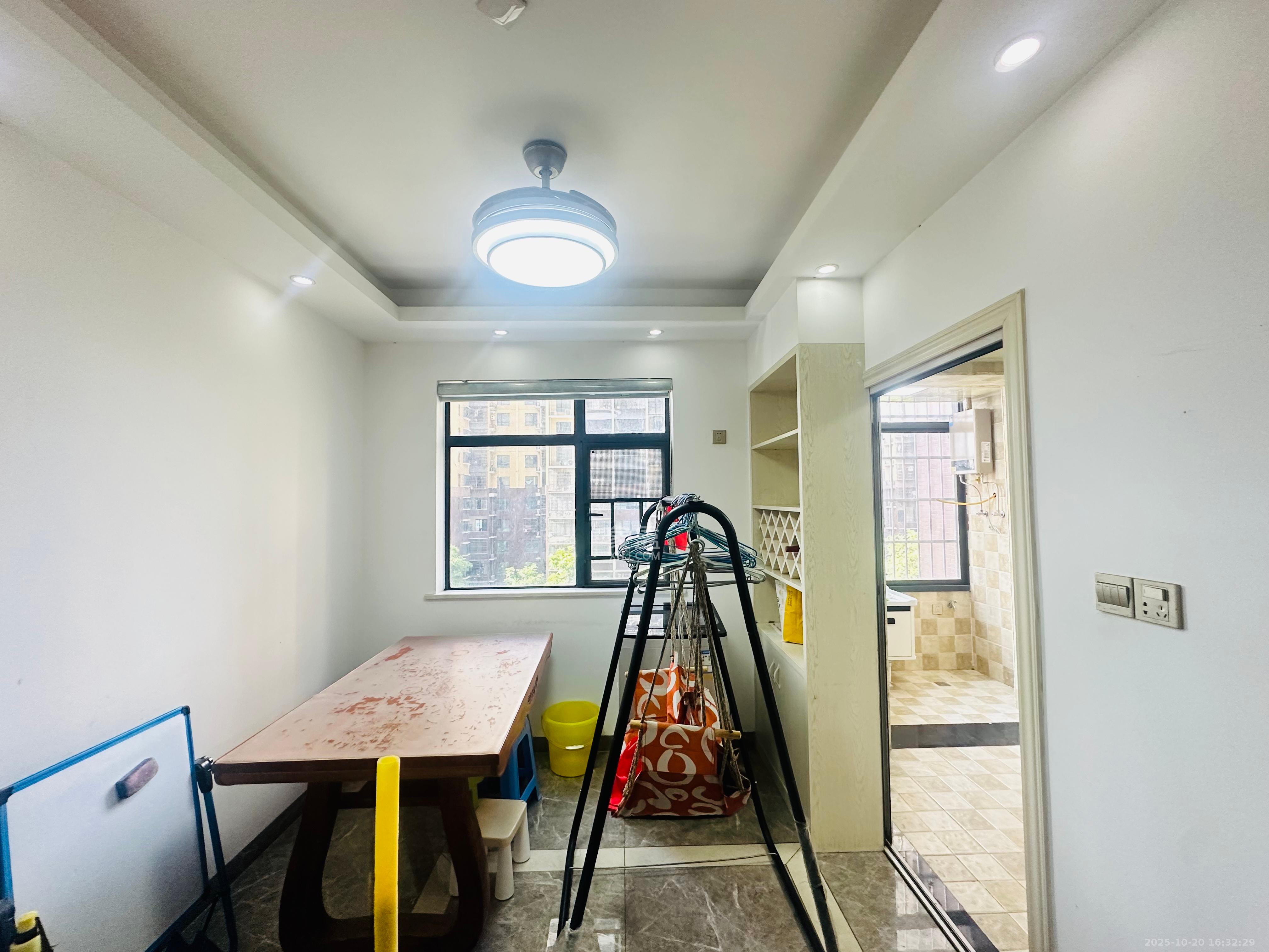 中国铁建国际城二期  3室2厅1卫    1800.0元/月室内图