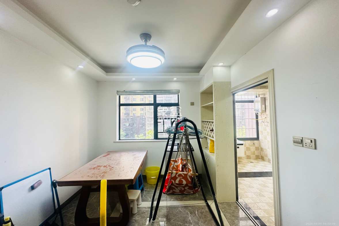 中国铁建国际城二期  3室2厅1卫    1800.0元/月 中国铁建国际城二期  3室2厅1卫    1800.0元/月室内图