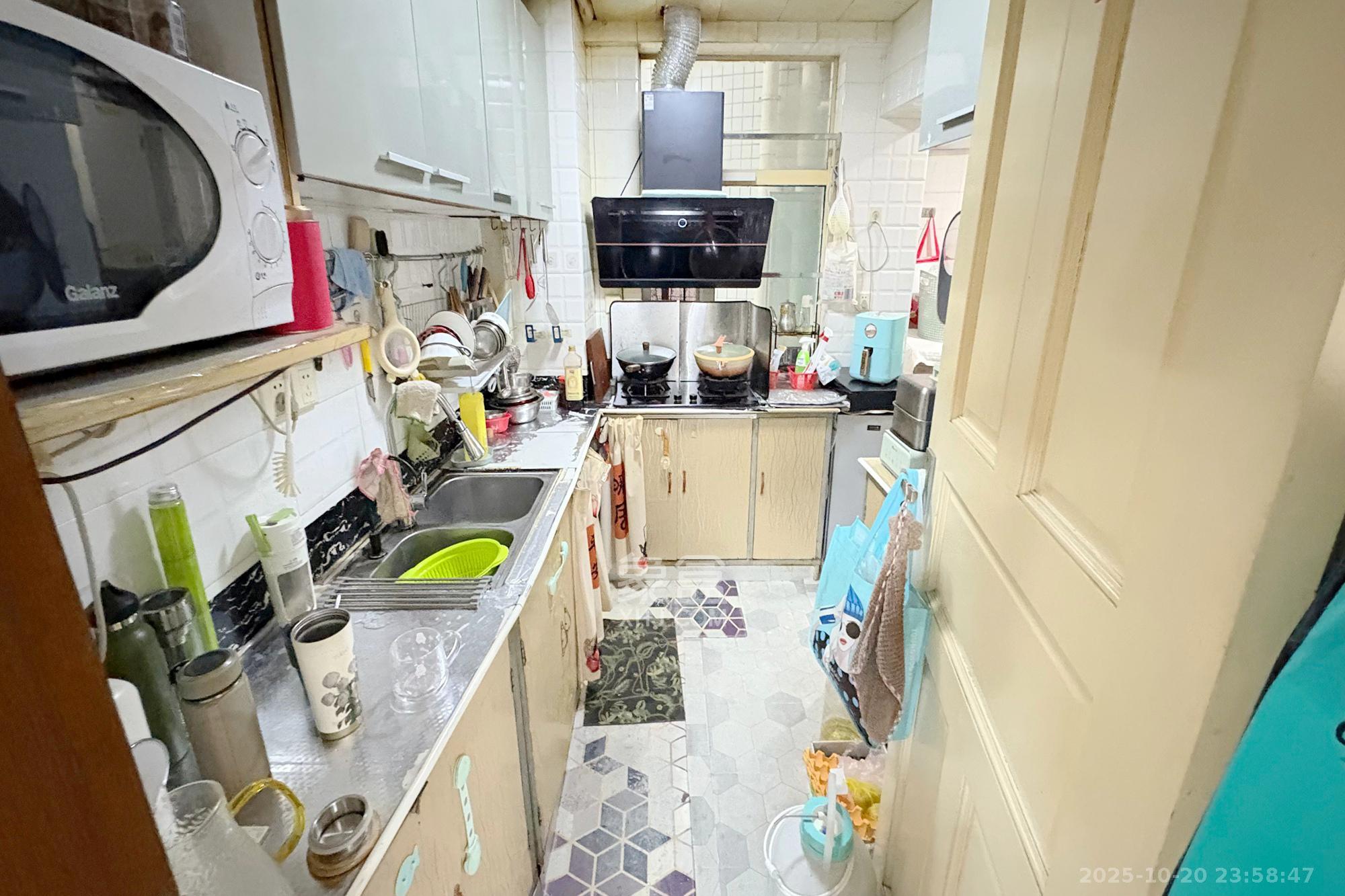 王府花园  3室2厅2卫    128.0万厨房