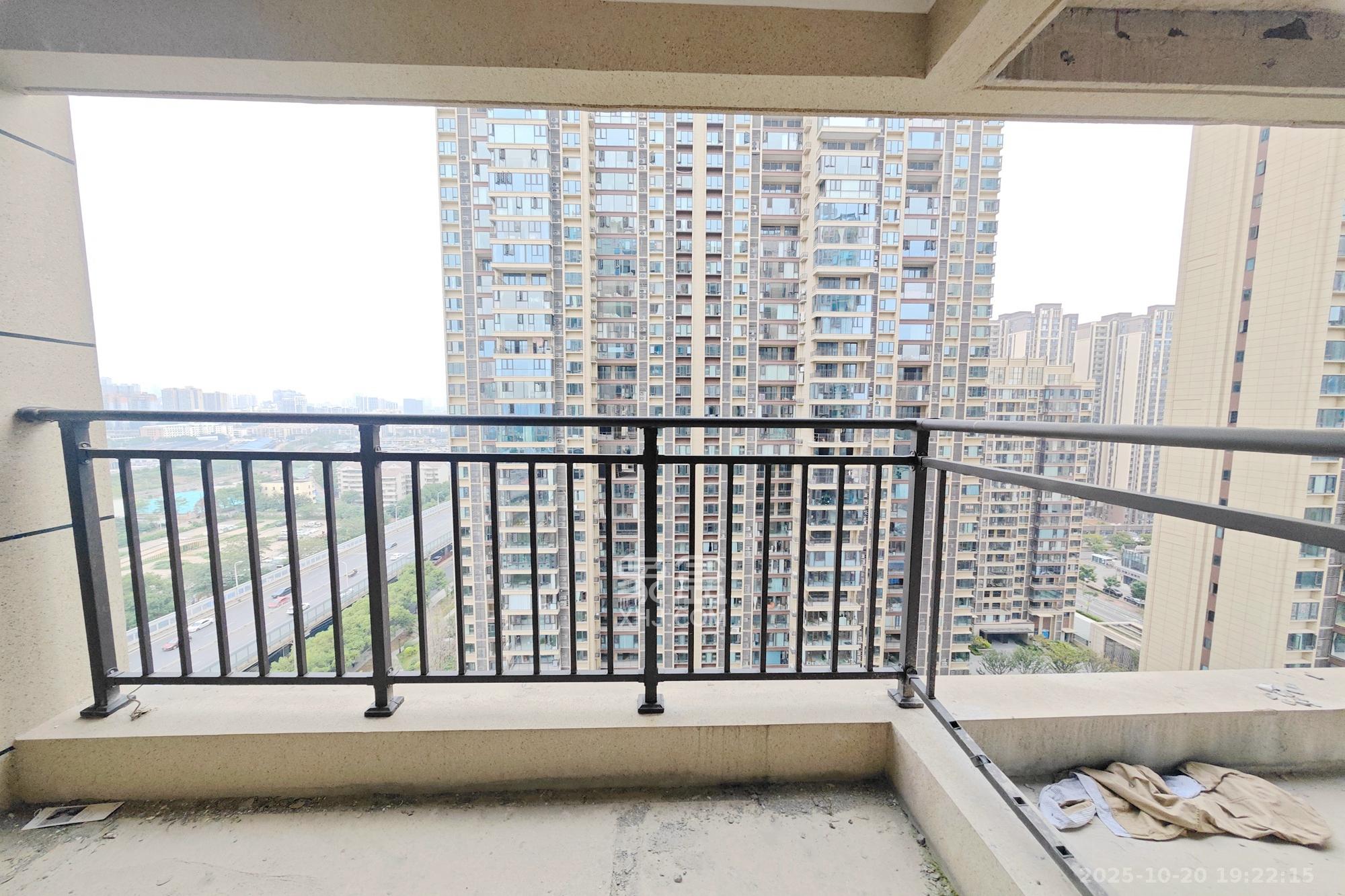 大都汇天悦（保利大都汇三期）  4室2厅2卫    160.0万阳台