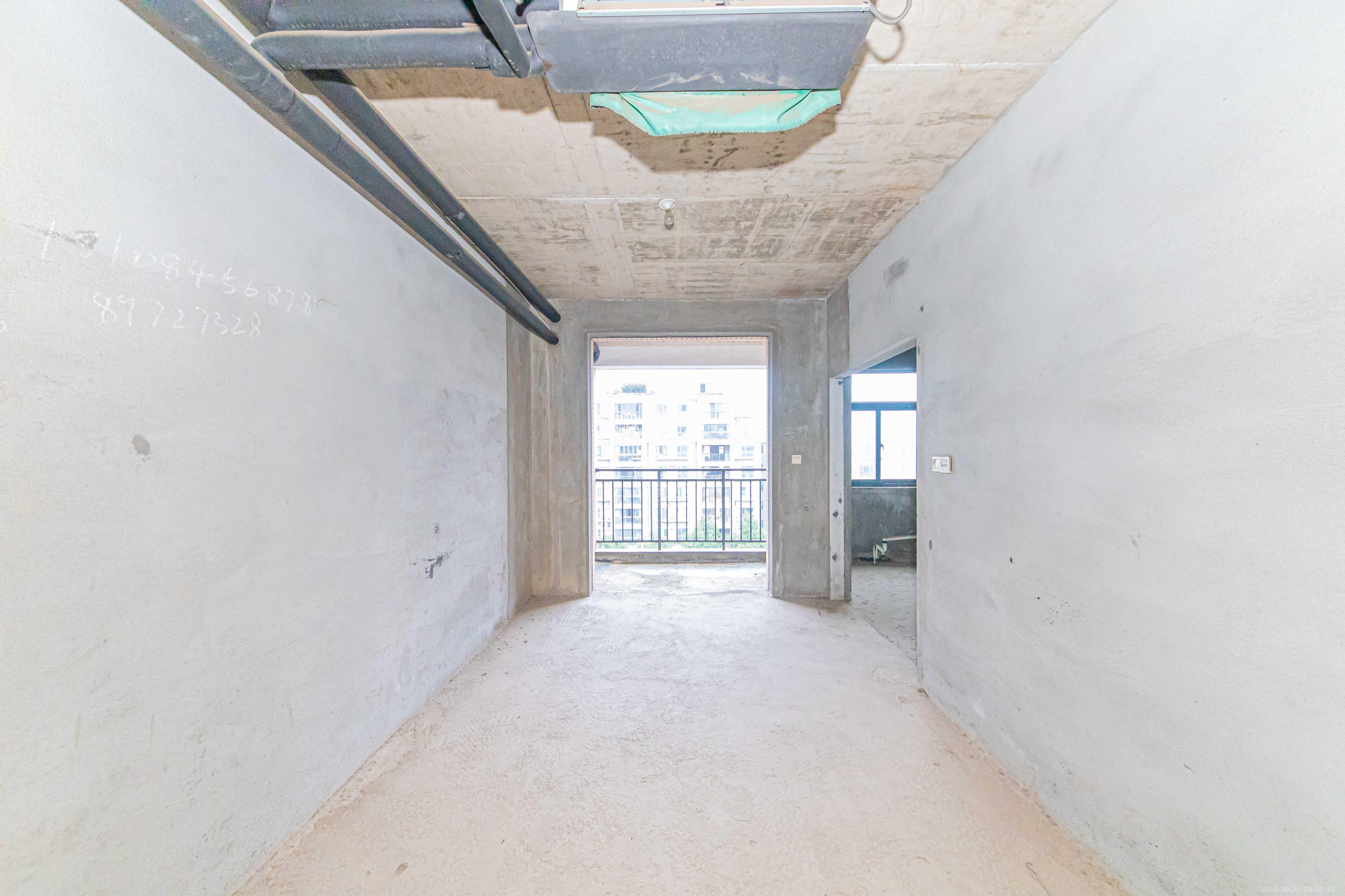 润江榕园  4室2厅2卫    243.0万客厅