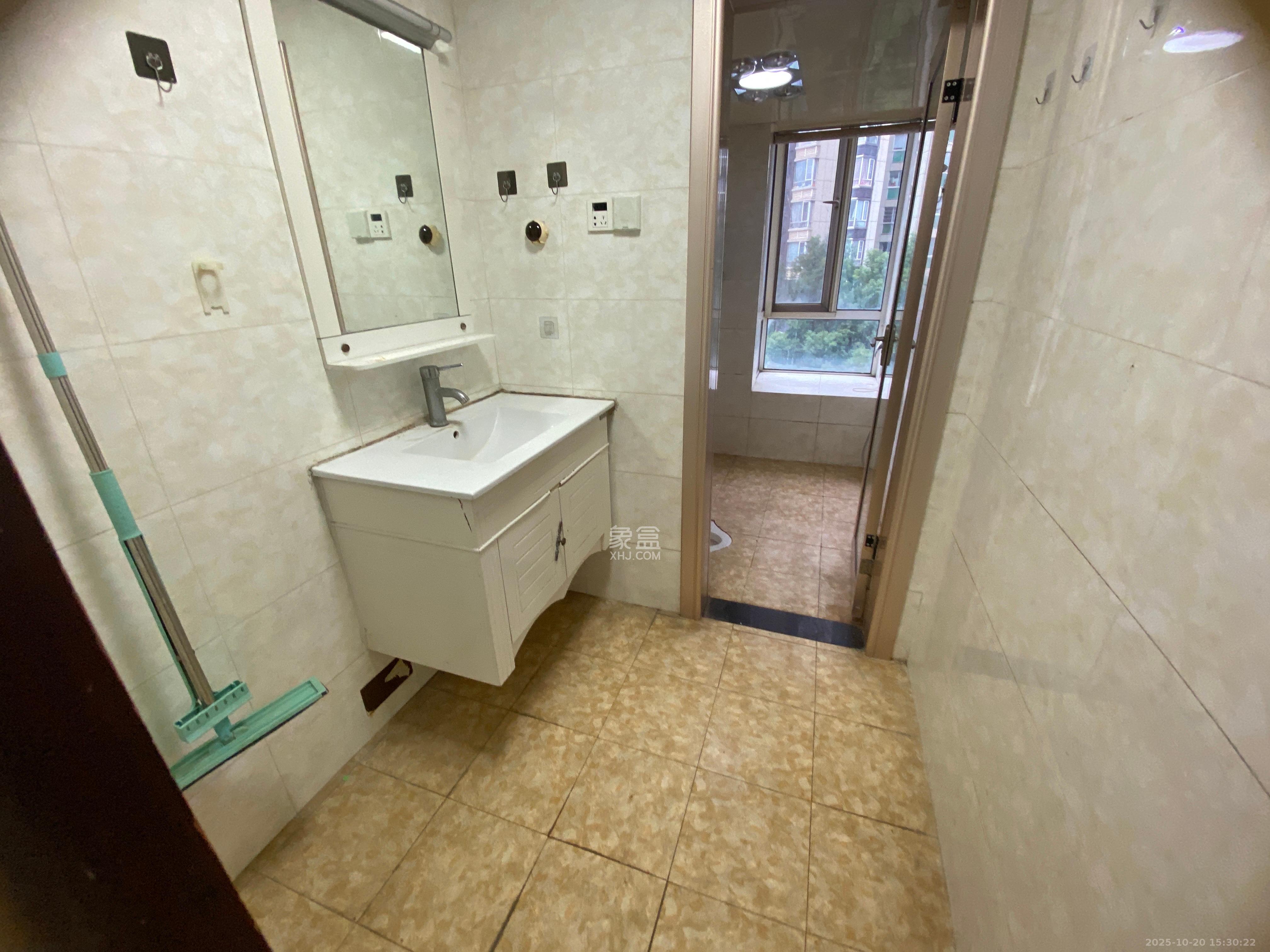 湘麓国际  3室2厅2卫    2200.0元/月 湘麓国际  3室2厅2卫    2200.0元/月室内图