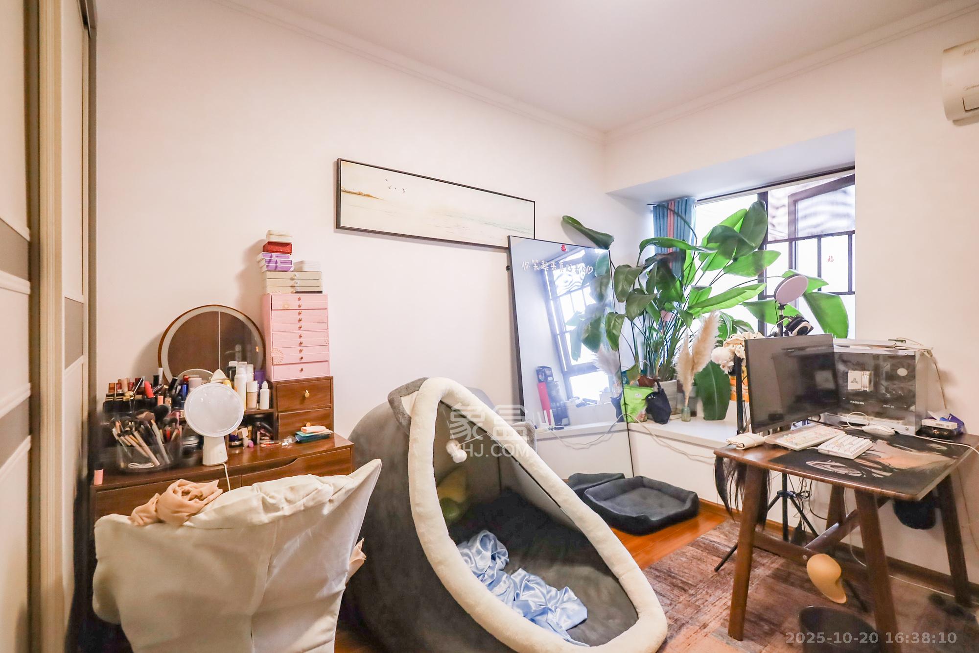 龙湖水晶郦城  3室2厅2卫    159.0万卧室